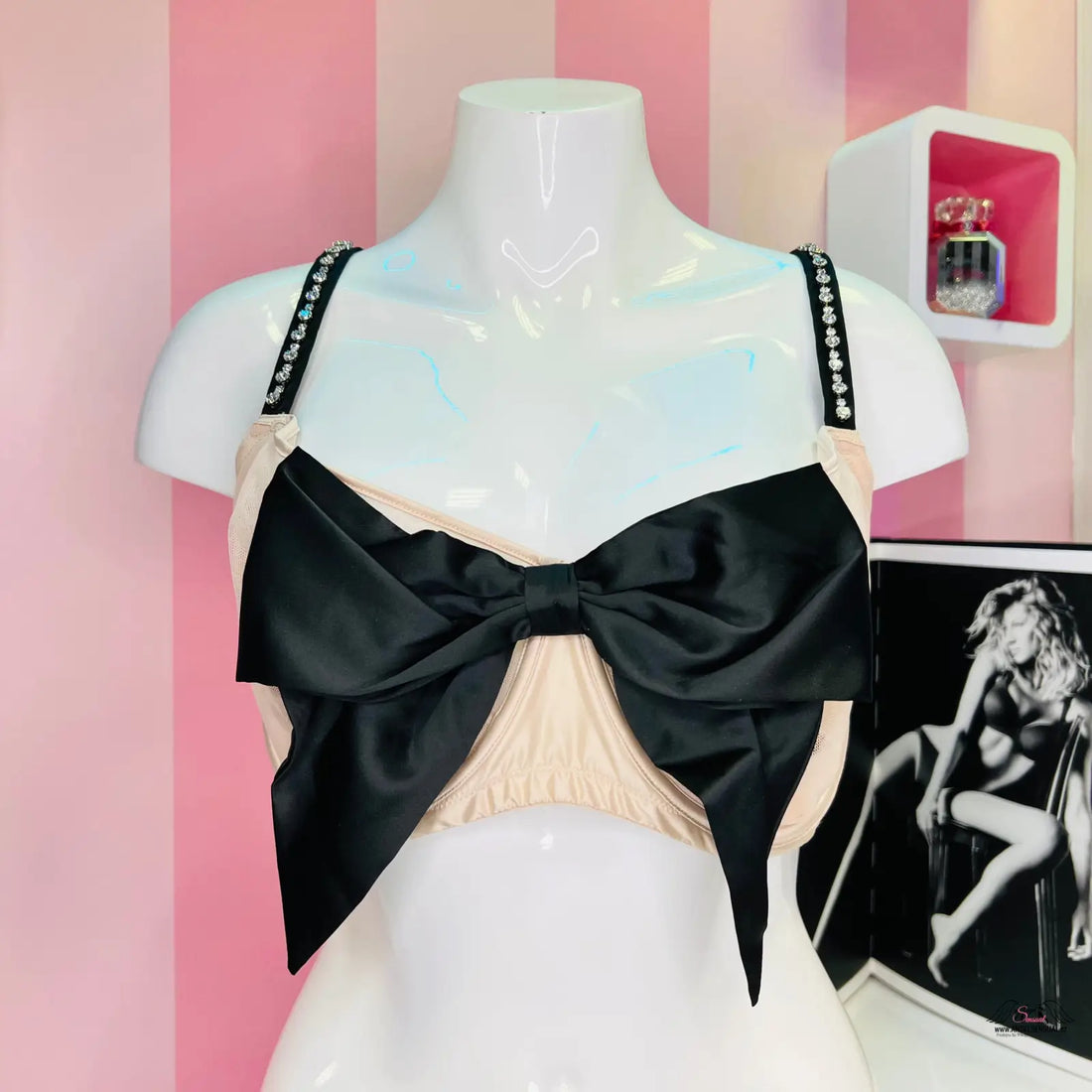 Krémová podprsenka s výraznou mašlí uprostřed a saténovými detaily