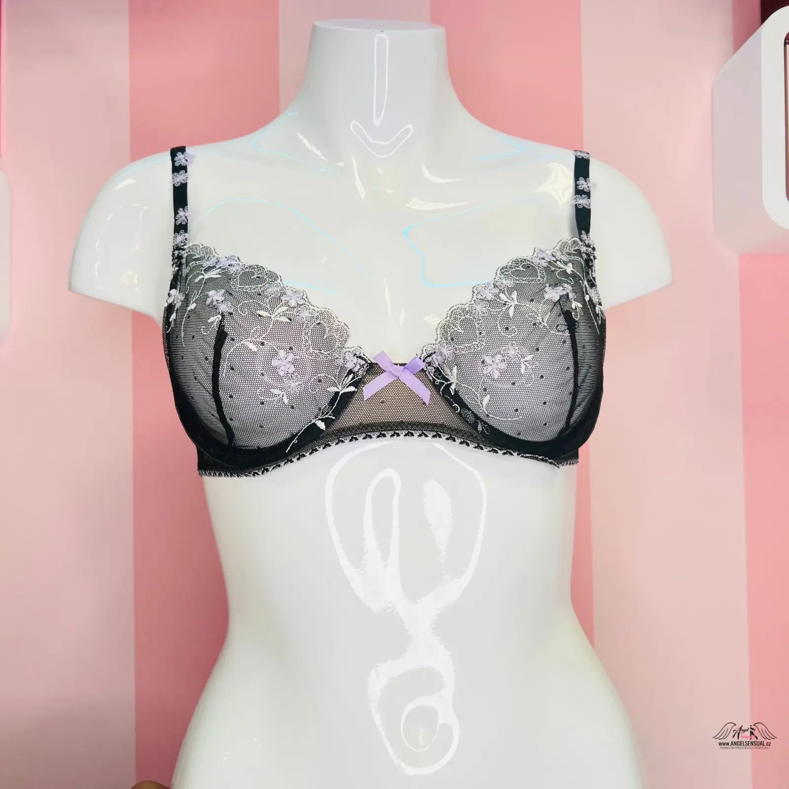 Síťovaná podprsenka Victoria’s Secret s fialovou mašlí na bílém modelu