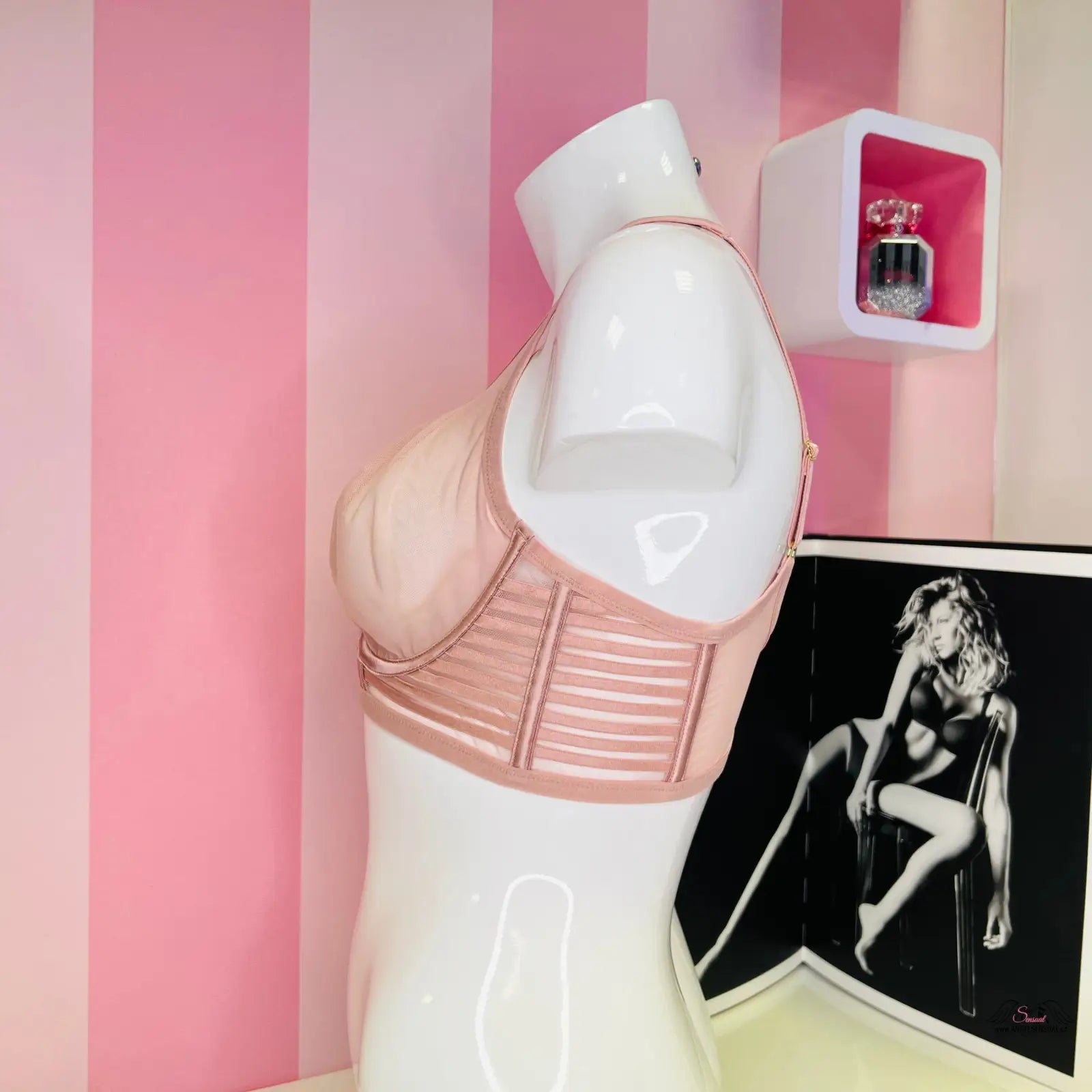 Pink sports bra displayed on a white mannequin torso, sexy síťovaná podprsenka