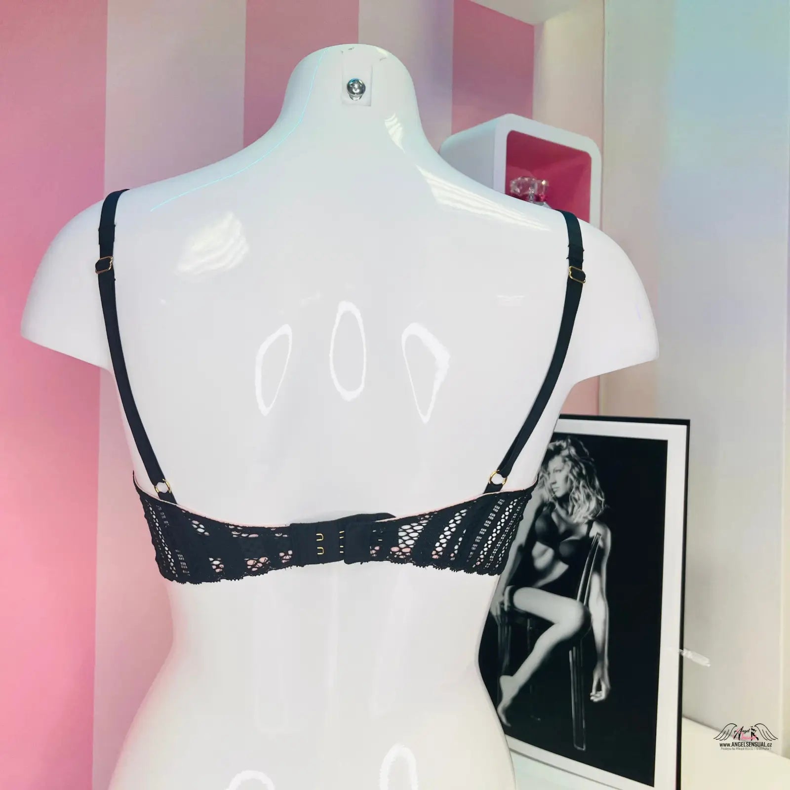 Elegantní síťovaná podprsenka Victoria’s Secret na bílé manekýnce