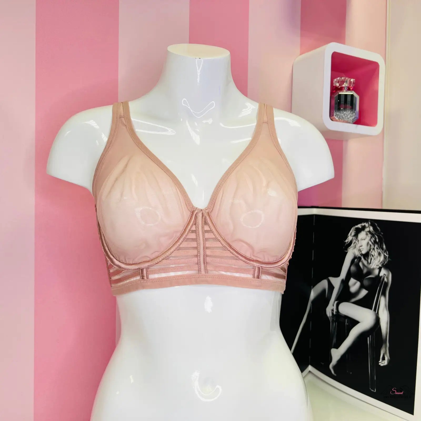 Nude-colored síťovaná podprsenka Victoria’s Secret na bílém manekýnu, sexy síťovaná podprsenka