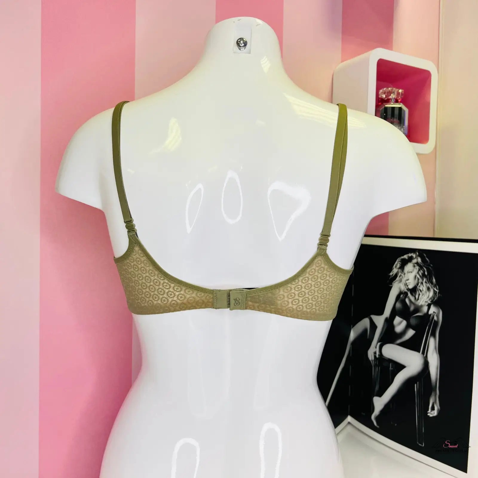 Bílý manekýn s béžovou šalvějovou unlined plunge podprsenkou Victoria’s Secret