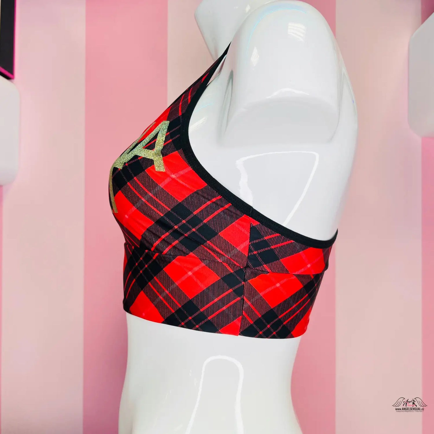 Red a černá kostkovaná sportovní podprsenka racerback na bílé figuríně