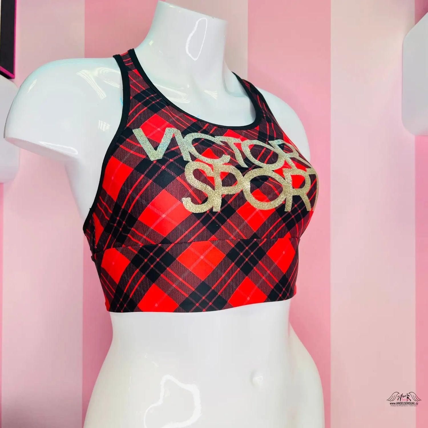 Red and black plaid sportovní podprsenka racerback s nápisem buď neodolatelná