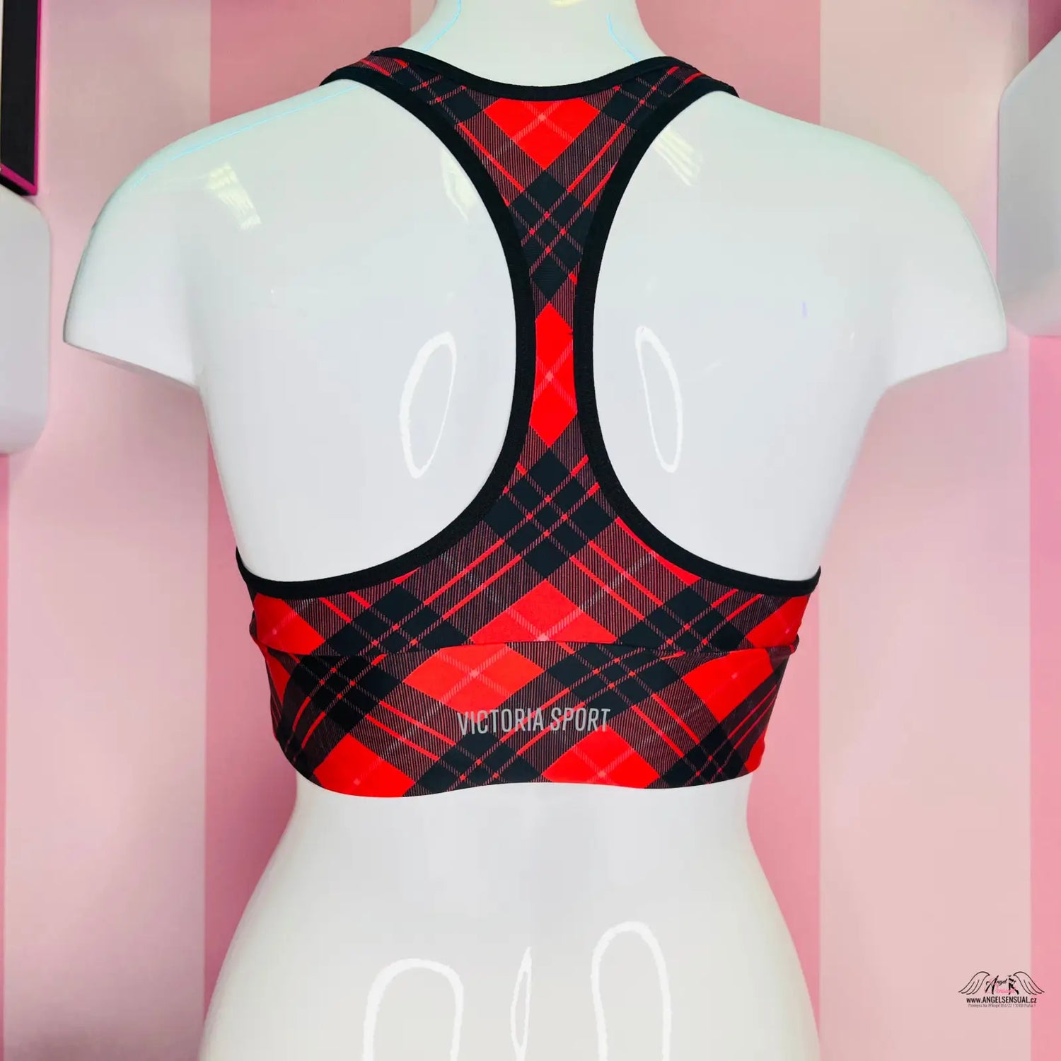 Red and black plaid Victoria’s Secret sportovní podprsenka racerback s nápisem buď neodolatelná