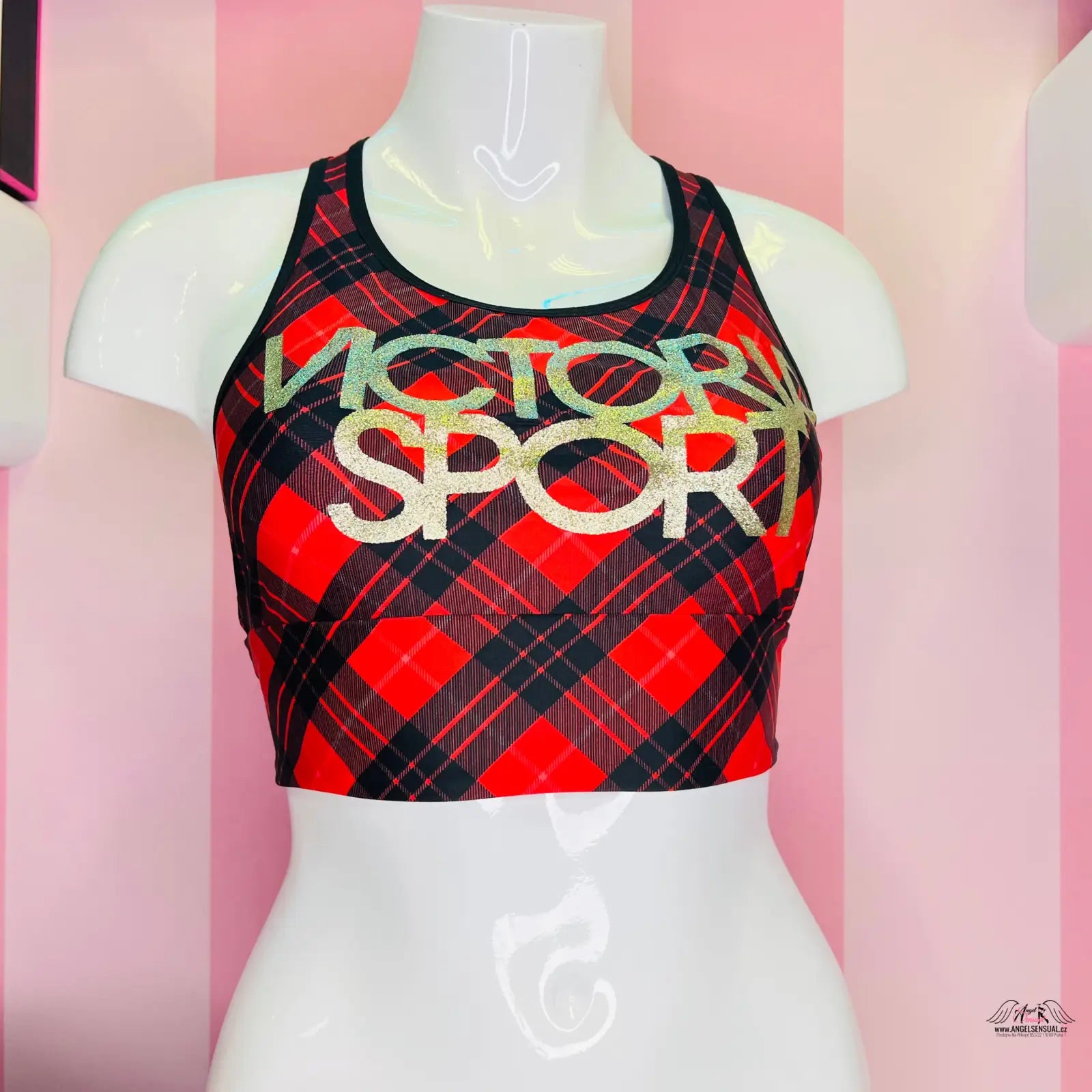 Sportovní podprsenka racerback Victoria’s Secret s nápisem buď neodolatelná a červenou černou kostkou