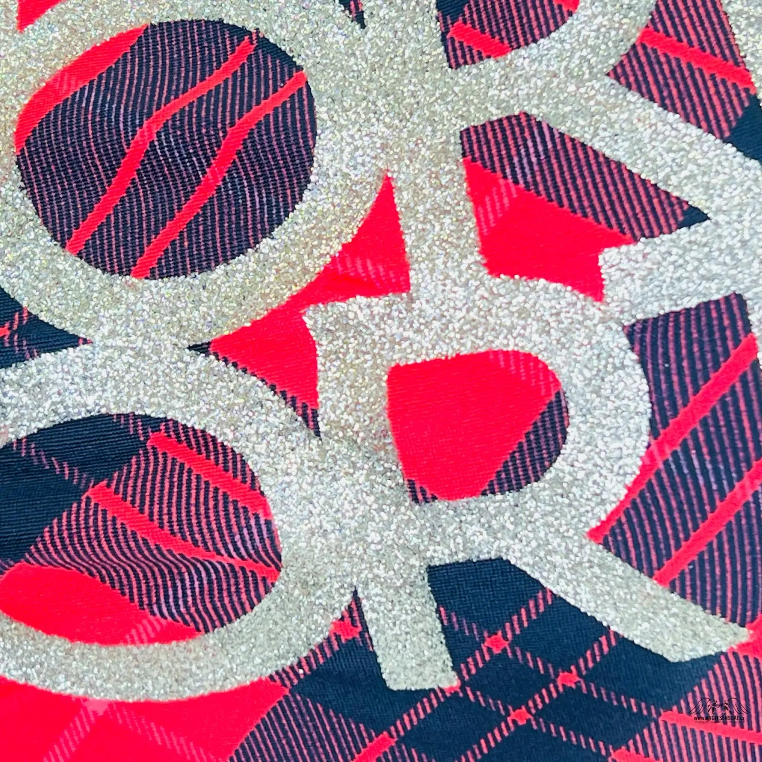 Abstraktní geometrický vzor na sportovní podprsence racerback s nápisem buď neodolatelná