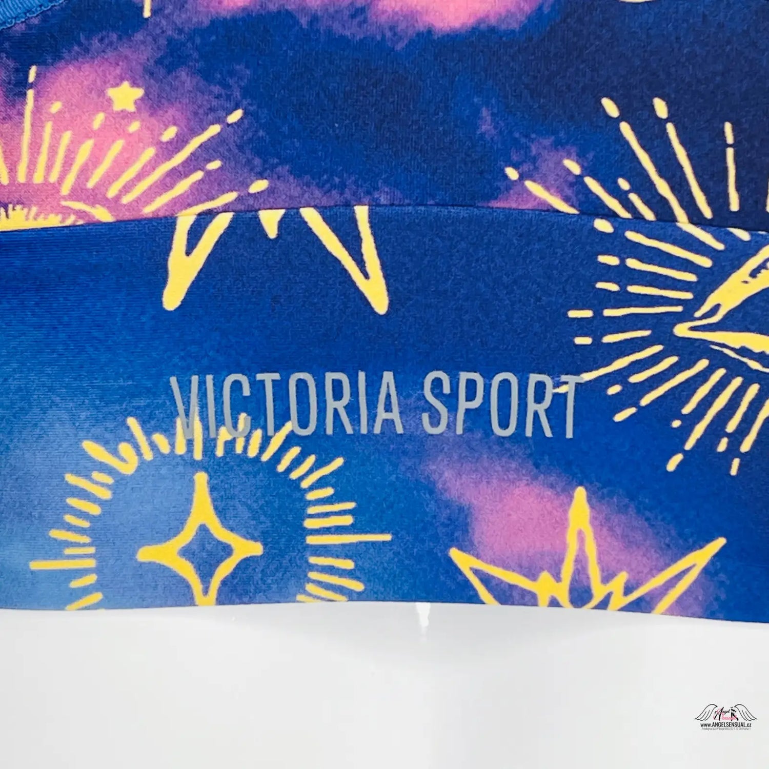 Victoria Sport logo s hvězdičkami na modrém pozadí, elegantní sportovní podprsenka