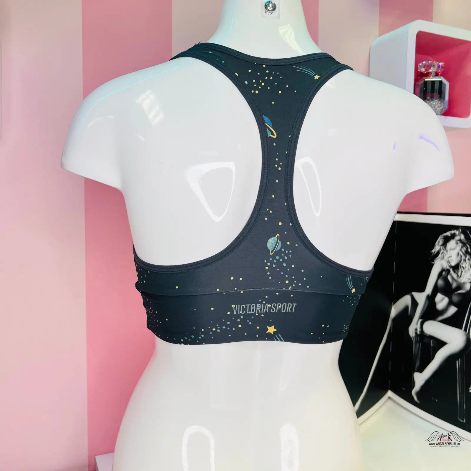 Dark blue sportovní podprsenka planets s hvězdami na figuríně, vesmírný motiv