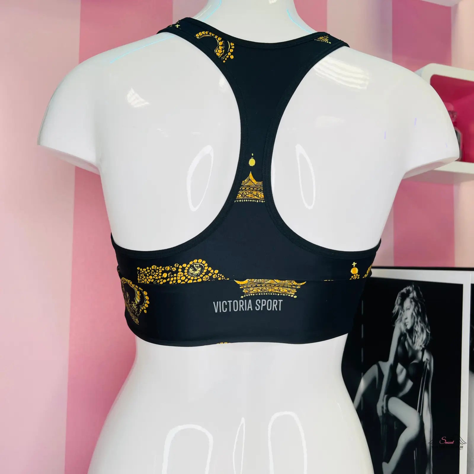 Black Victoria’s Sport sportovní podprsenka s dekorativními zlatými vzory na figuríně