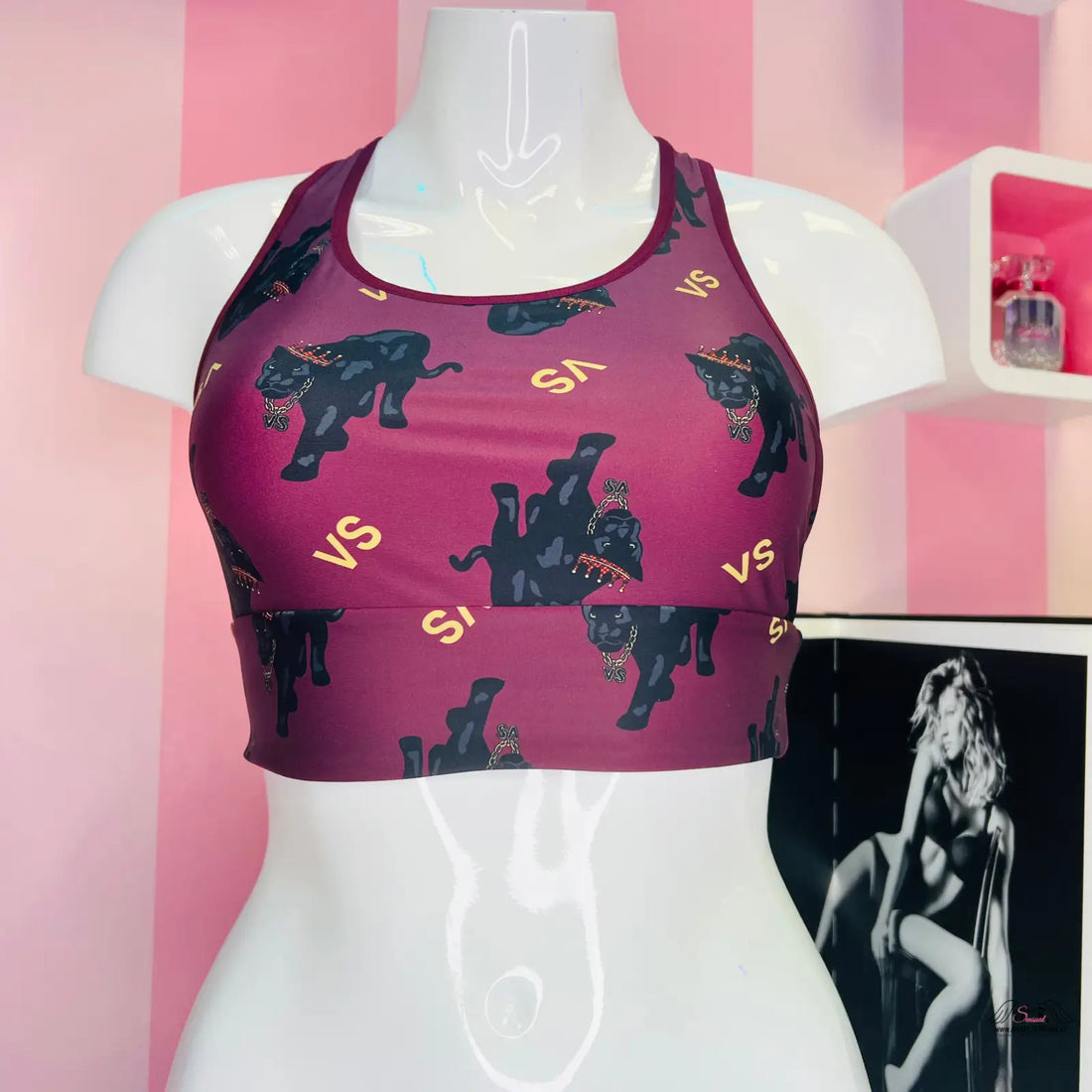 Stylová sportovní podprsenka Victoria’s Secret s fialovým motivem koně a jezdce