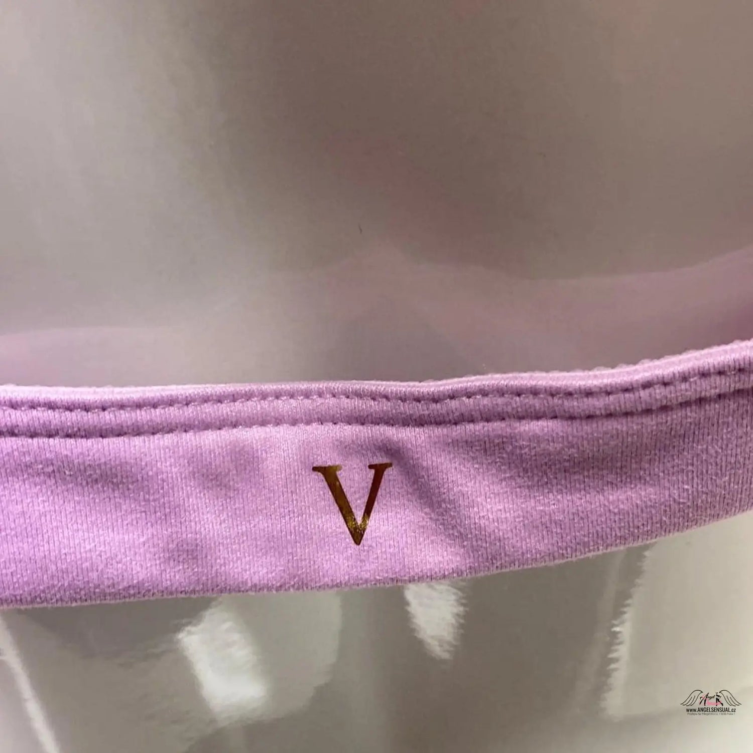 Lavandová sportovní podprsenka Victoria’s Secret s vykrojenými zády a zlatým V