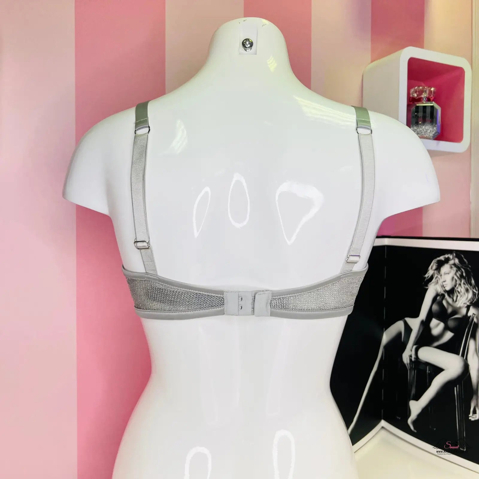 Manekýn s obrázkem ženy na luxusní stříbrné podprsence Victoria’s Secret Podprsenka Stříbrná Síťovaná
