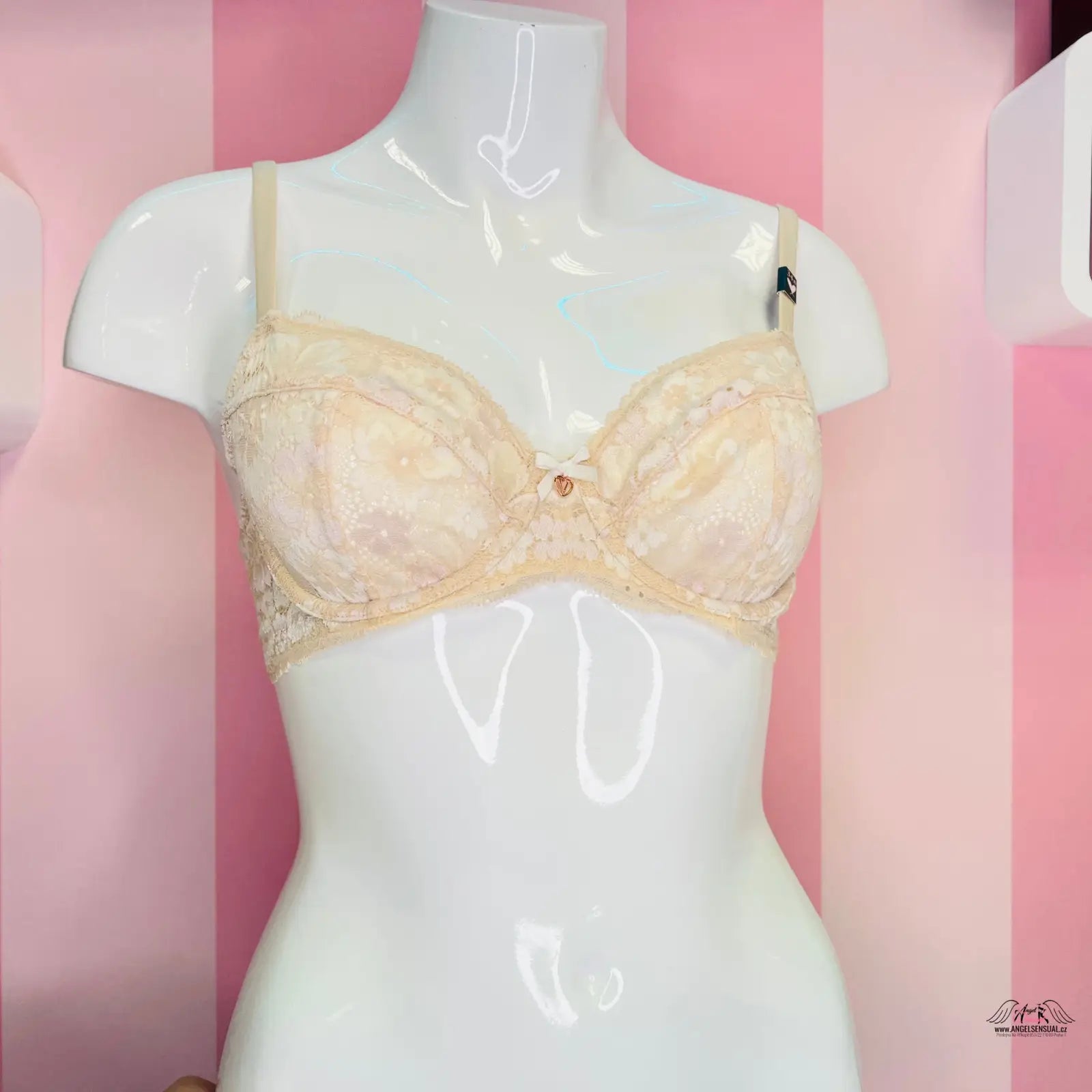 Creamová krajková victoria podprsenka s mašličkou na bílé figuríně, luxusní victoria podprsenka