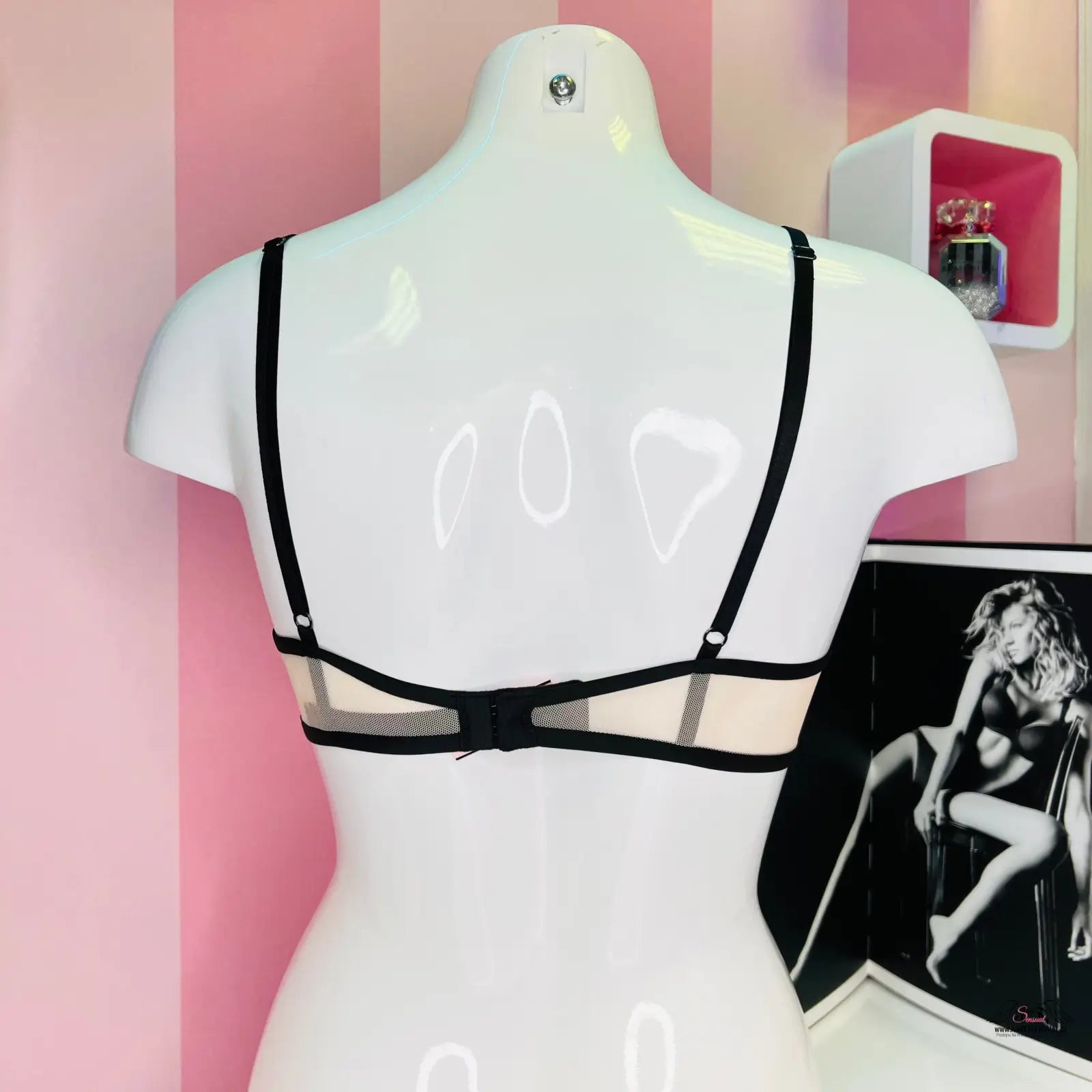 Bílý manekýn s černou podprsenkou unlined demi, velmi svůdná podprsenka unlined