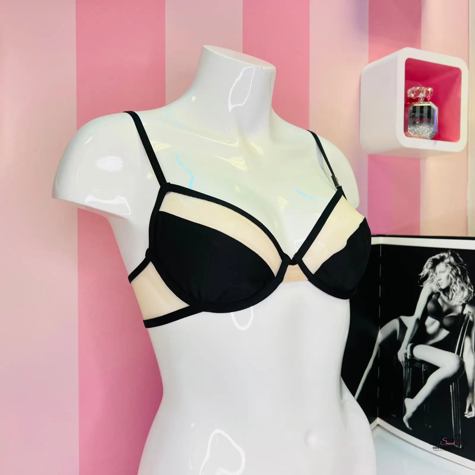 Black a krémová podprsenka unlined demi na bílém modelu, velmi svůdná podprsenka