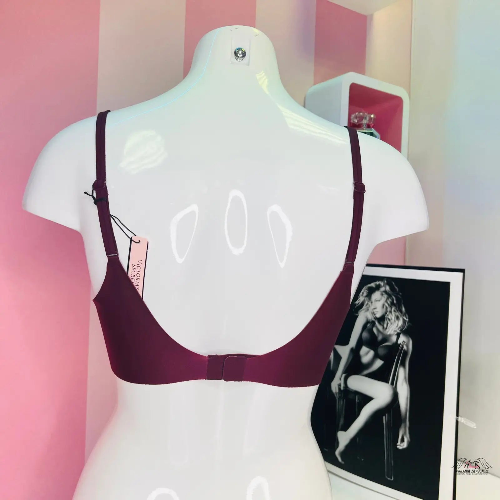 Vínová matná elegantní podprsenka Victoria’s Secret na figuríně s dvojitými nastavitelnými ramínky