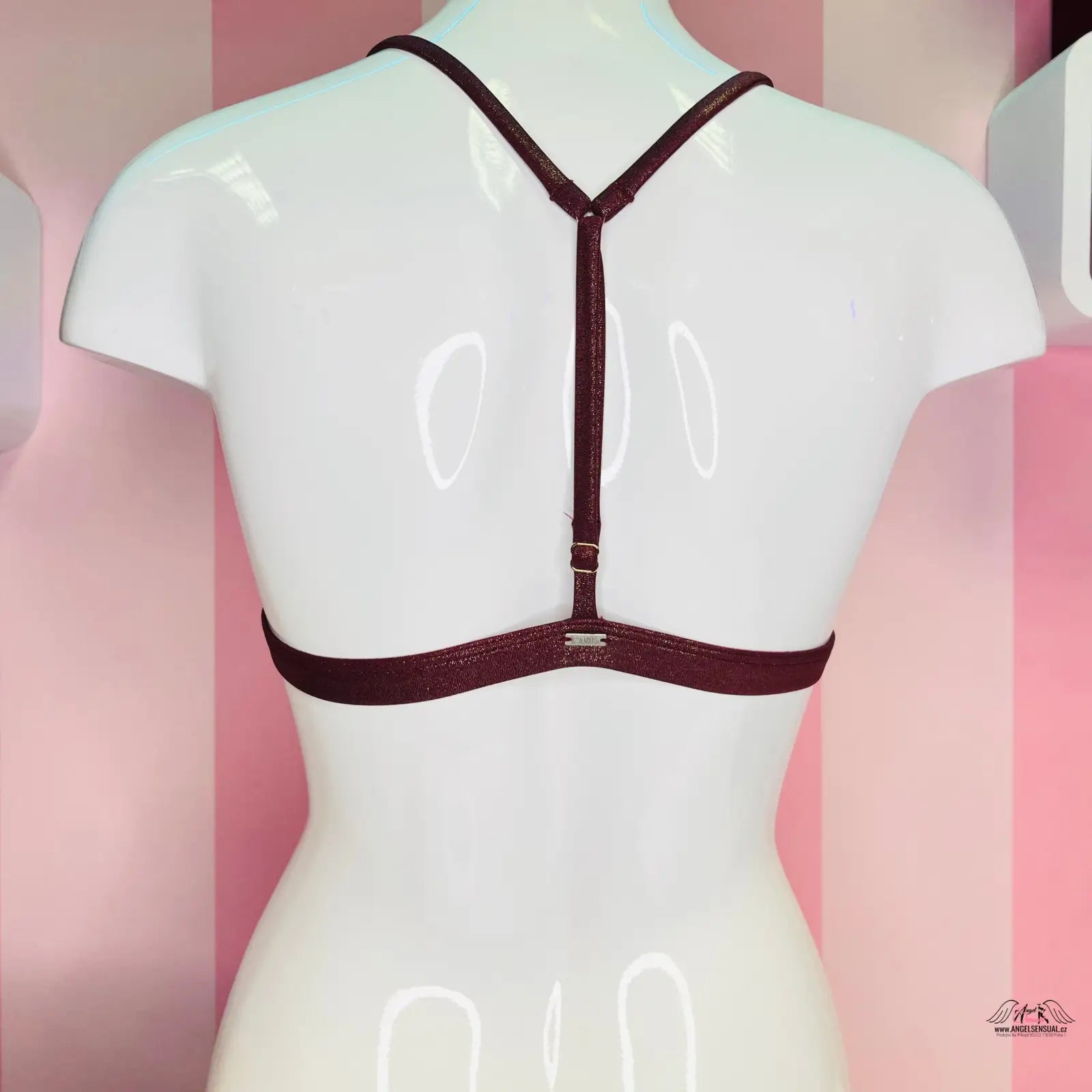 Burgundy Y-back bra strap na bílém mannequinovi, pohodlná braletka nabízí maximální komfort