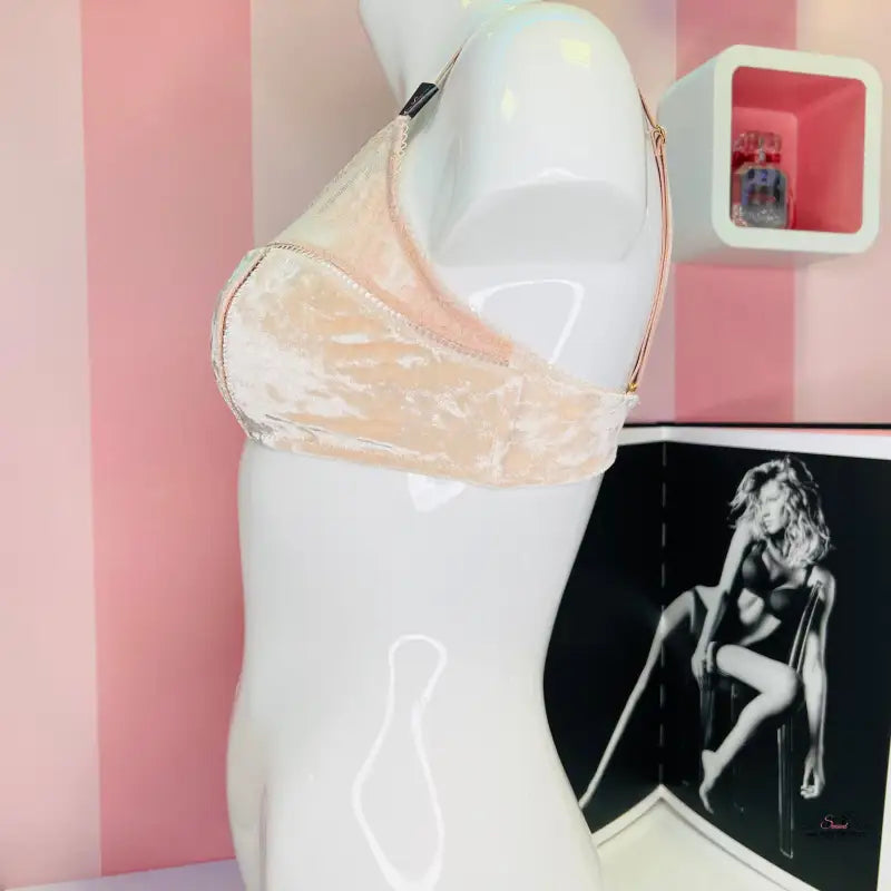 Manekýn s růžovo-zlatým semišovým pozadím a produkt Victoria’s Secret Podprsenka Zlatý Semiš