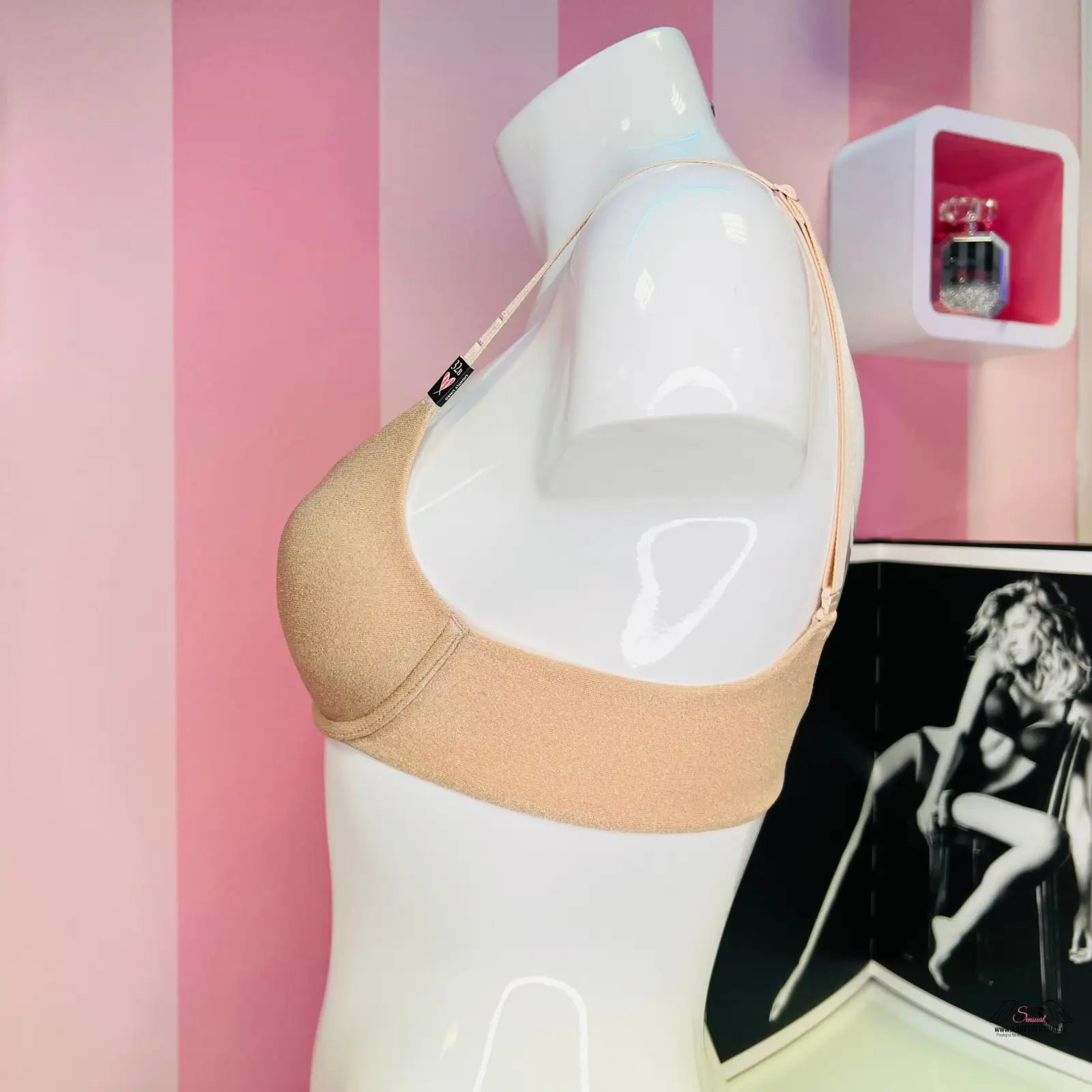 Nude bra na figuríně s Zlatým Třpytem, velice příjemná podprsenka od Victoria’s Secret