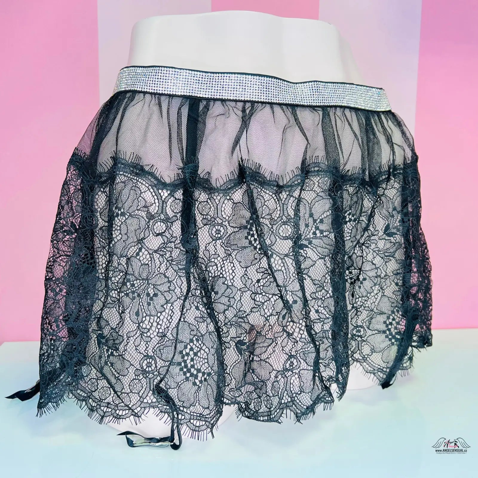 Luxusní podvazkový pás s kamínkovým zdobením na jemné krajkové sukni Victoria’s Secret