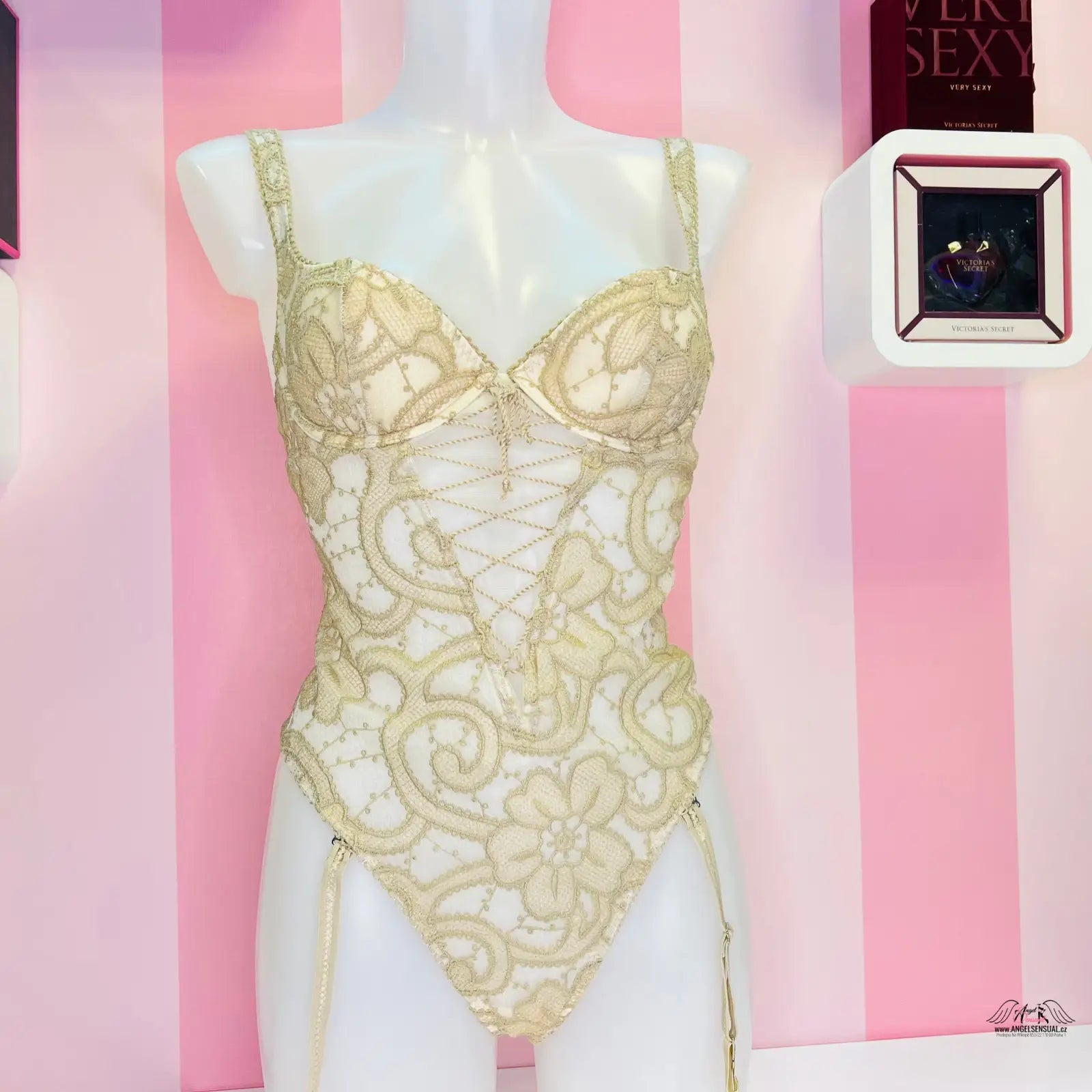 Creamové krajkové síťované body Victoria’s Secret s ornamentálními vzory na figuríně