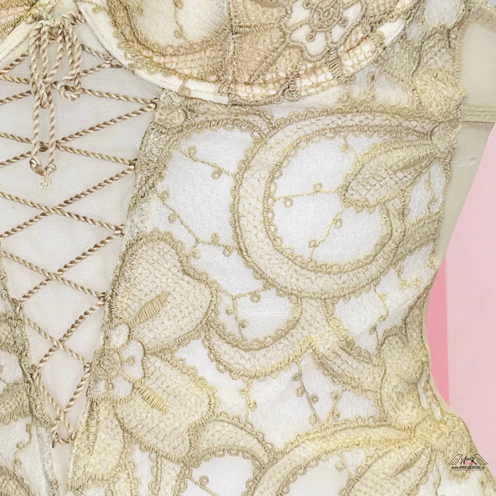 Delikátní zlatý krajkový vzor s paisley a květinami na bílém síťovaném body Victoria’s Secret