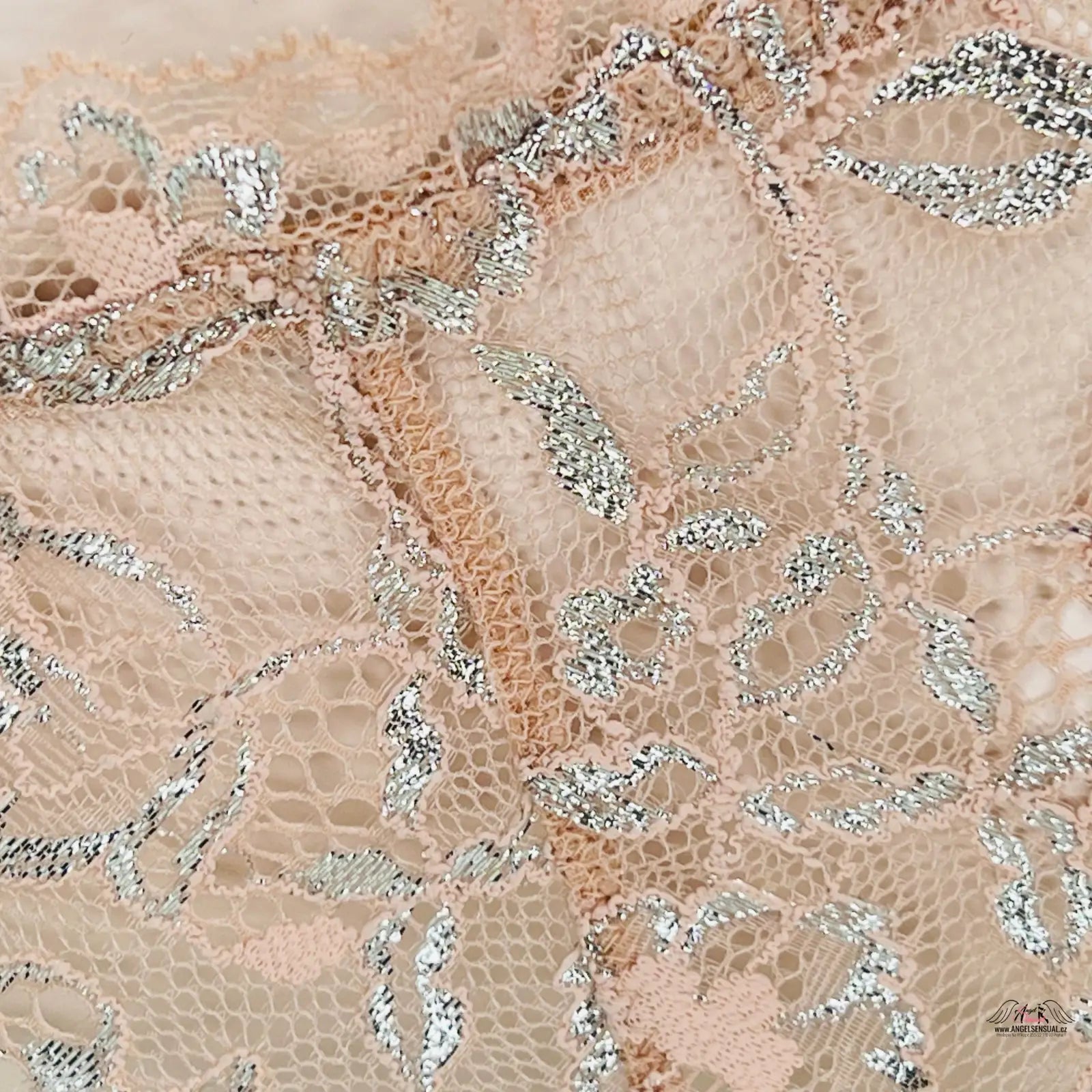 Elegantní krajkový podvazkový pás Victoria’s Secret s růžovým krajkovým designem a stříbrnými detaily
