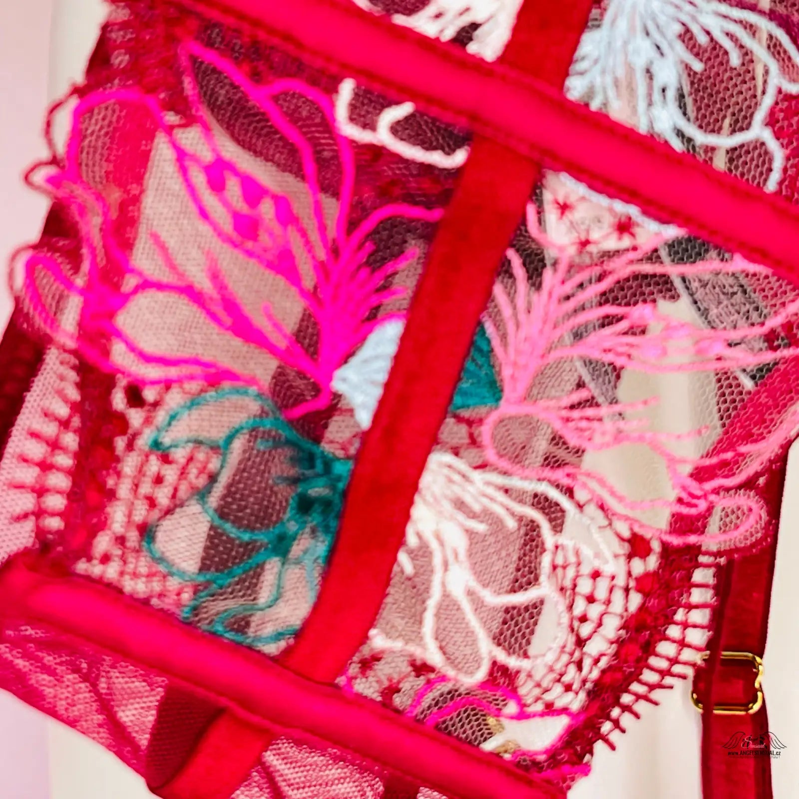 Hot pink lace lingerie with floral patterns for Victoria’s Secret podvazkový pás apparel & accessories