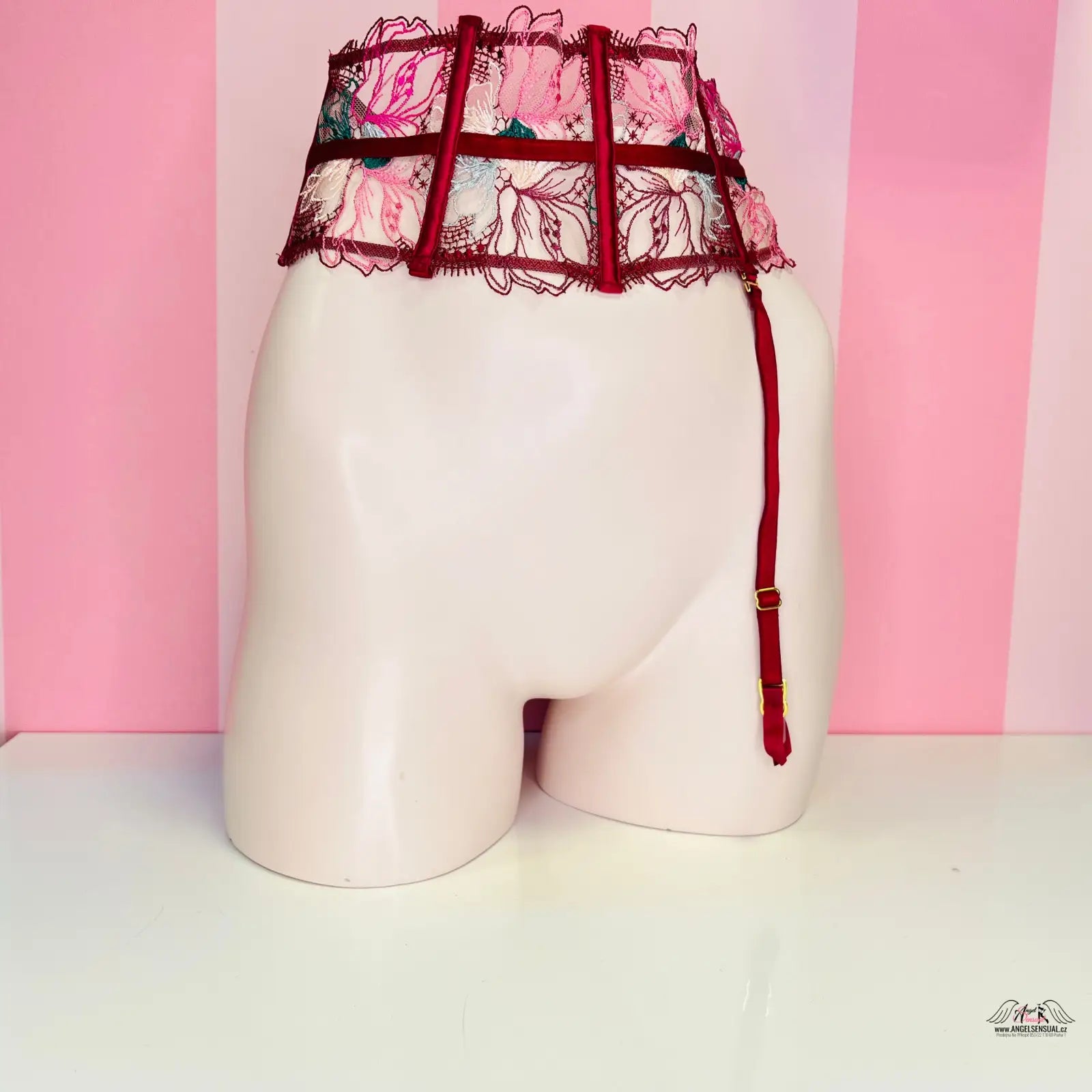 Red lace podvazkový pás Victoria’s Secret displayed on white mannequin form