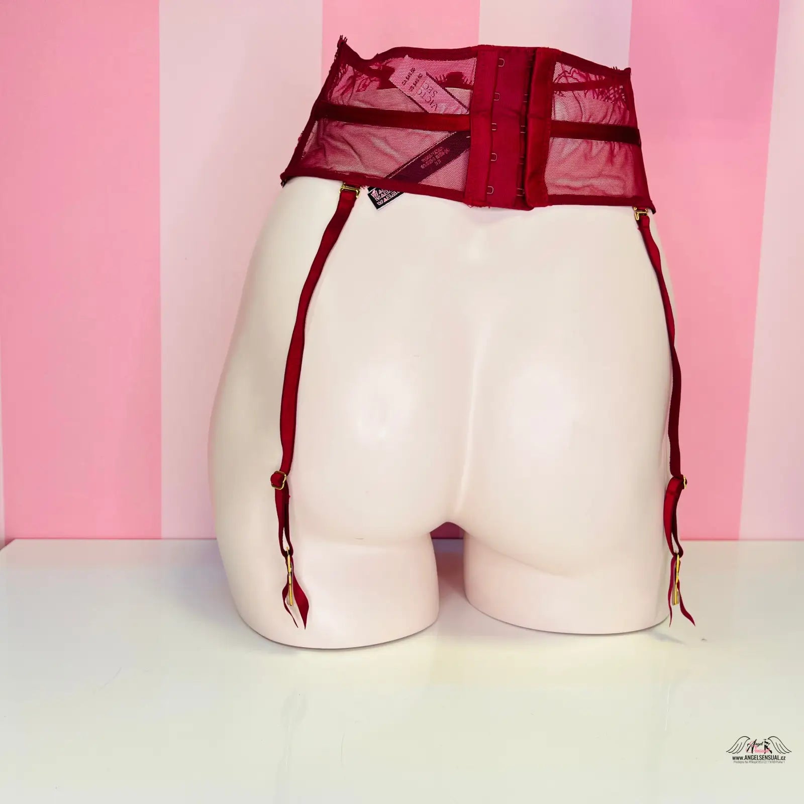 Bílý manekýn s červeným síťovaným podvazkovým páskem Victoria’s Secret apparel & accessories