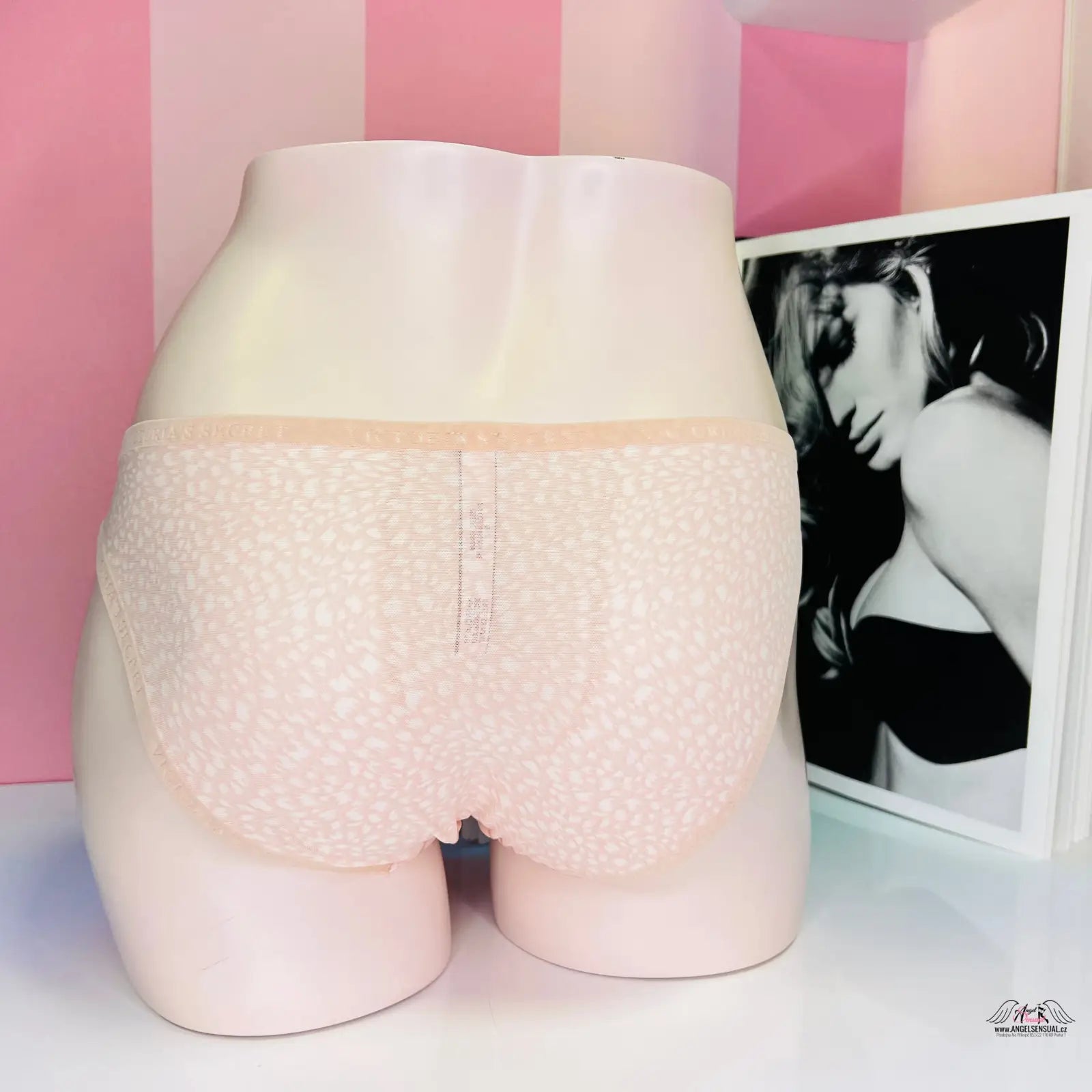 Průsvitné tělové kalhotky Victoria’s Secret s obrázkem ženy na pozadí, elegantní design