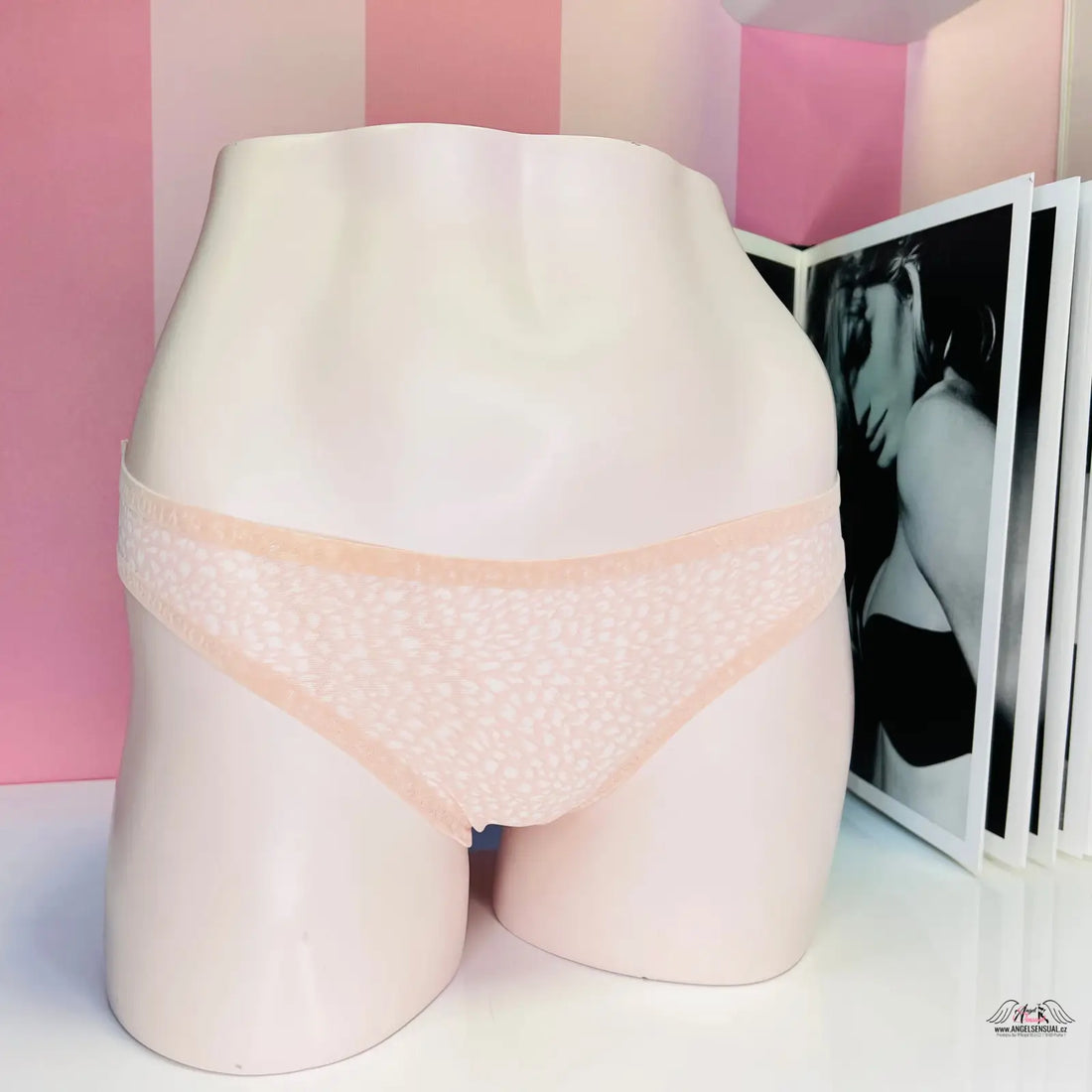 Bílá manekýnka s růžovým podprsenkou na růžové pruhované zdi, Victoria’s Secret průsvitné tělové kalhotky