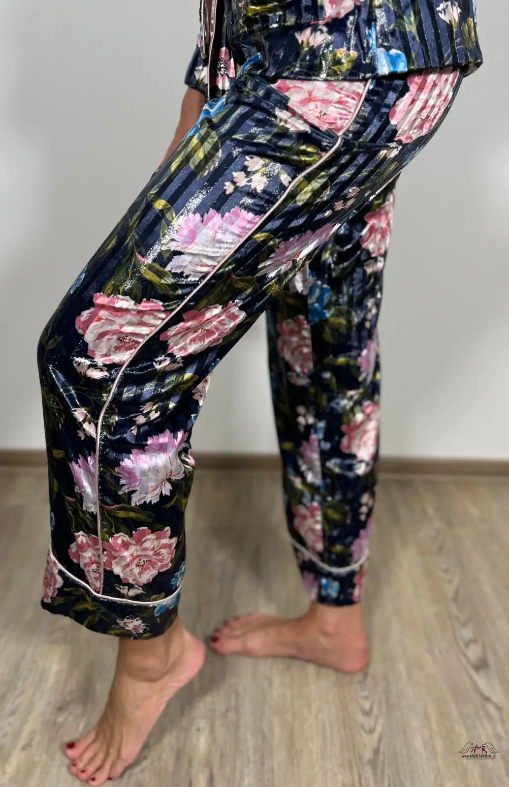 Květinovým potiskem velvet lurex kalhoty pro ležérní vzhled, Victoria’s Secret