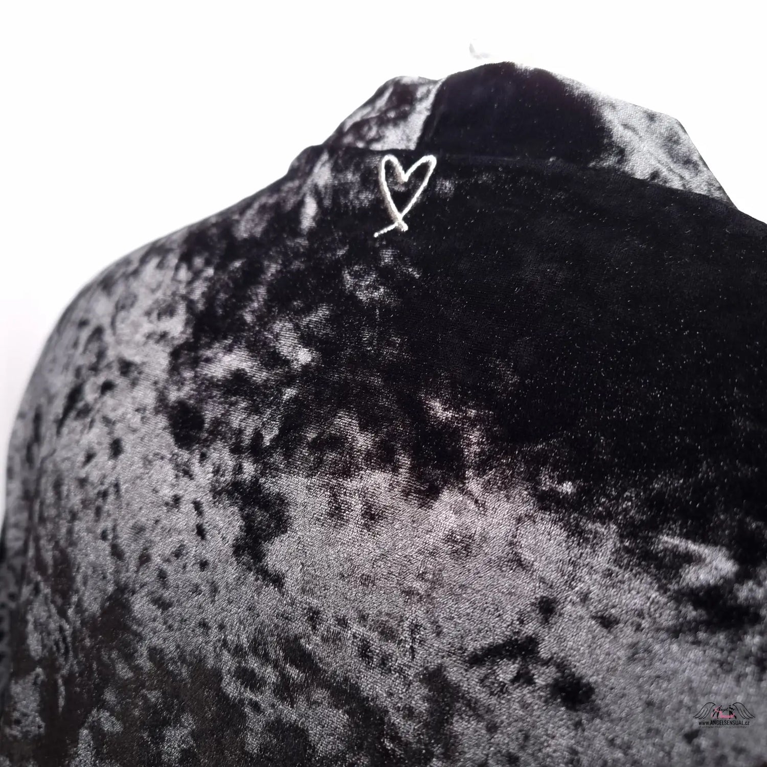 Crushed černého sametu top s bílým vyšívaným srdcem, Černé sametové kimono