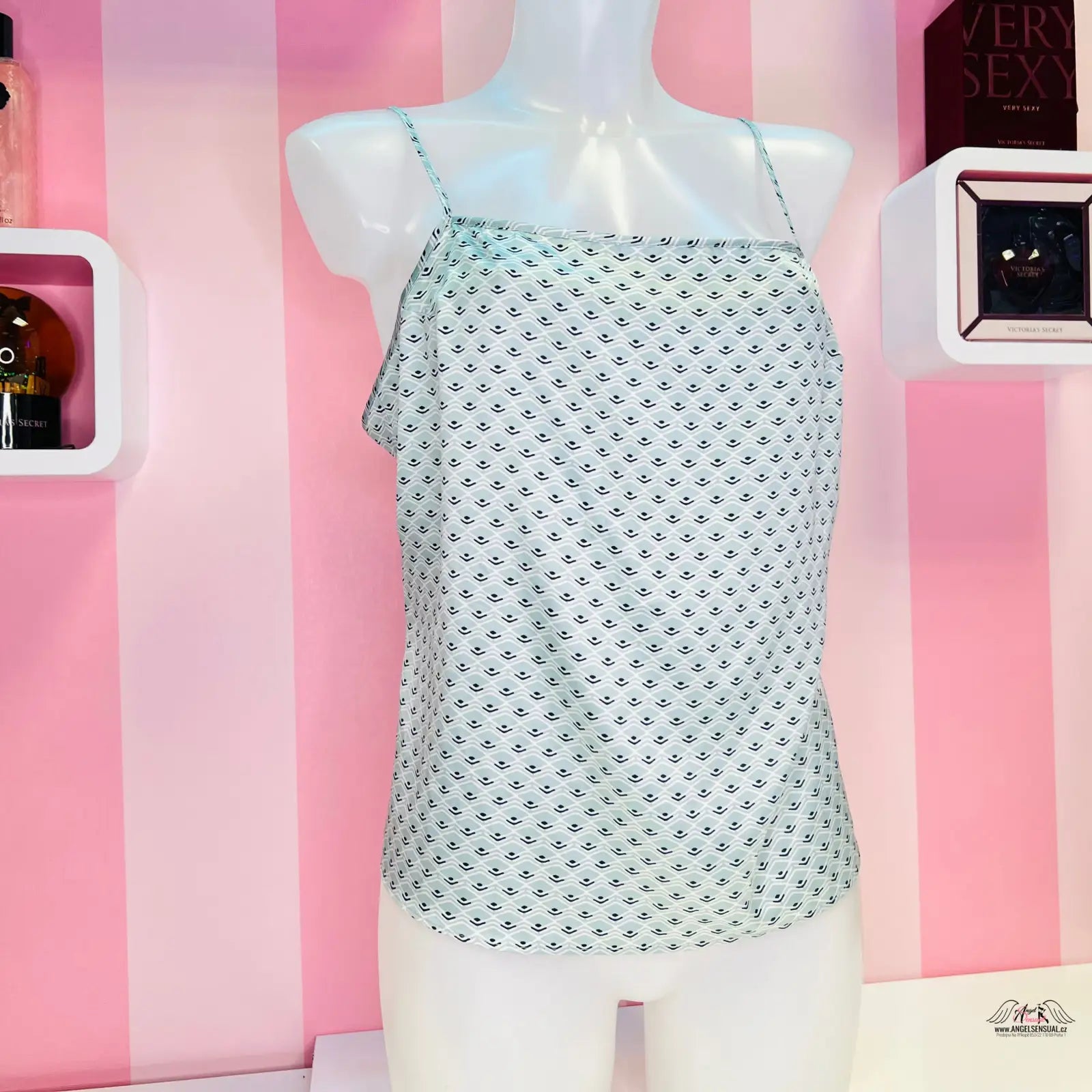 Mannequin s růžovou a modrou saténovou košilkou Victoria’s Secret agent provocateur s nastavitelnými ramínky