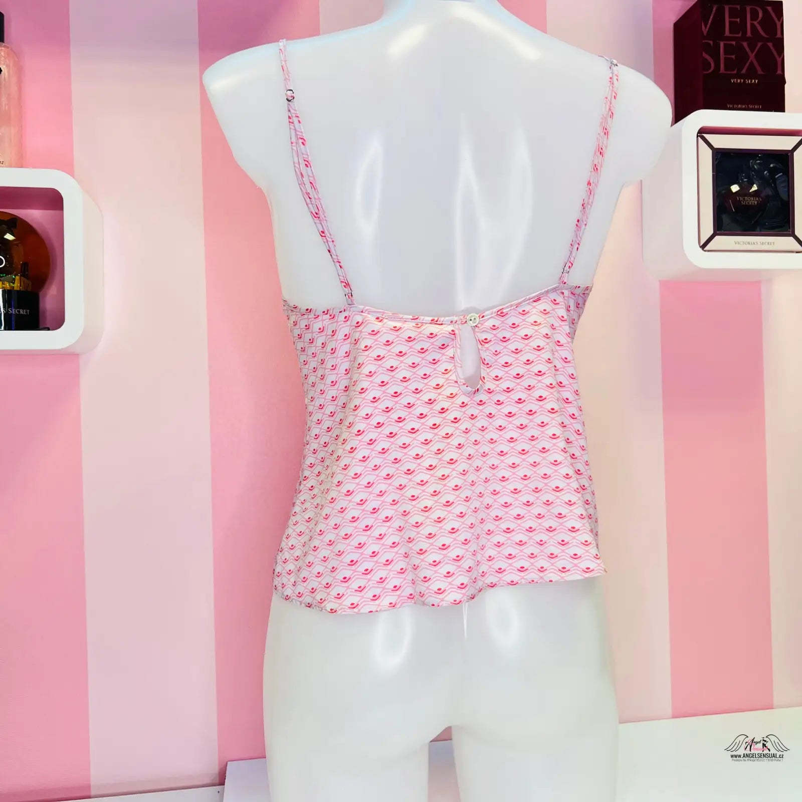 Manekýn s růžovým topem z Victoria’s Secret Saténová Košilka Pink/Blue, agent provocateur