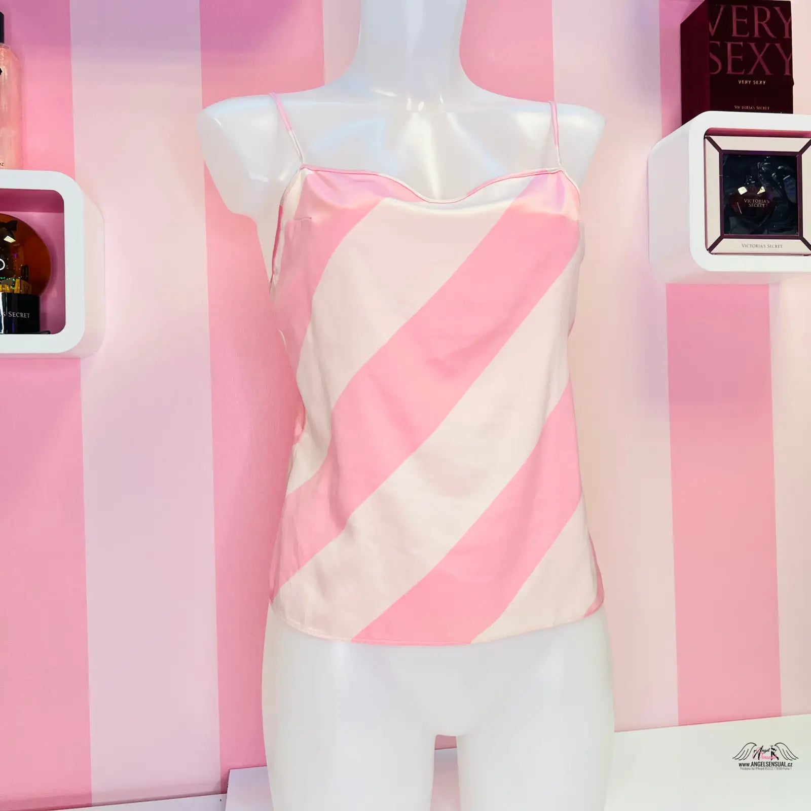 Manekýn s růžovo-bíle pruhovaným saténovým pyžamovým topem Victoria’s Secret