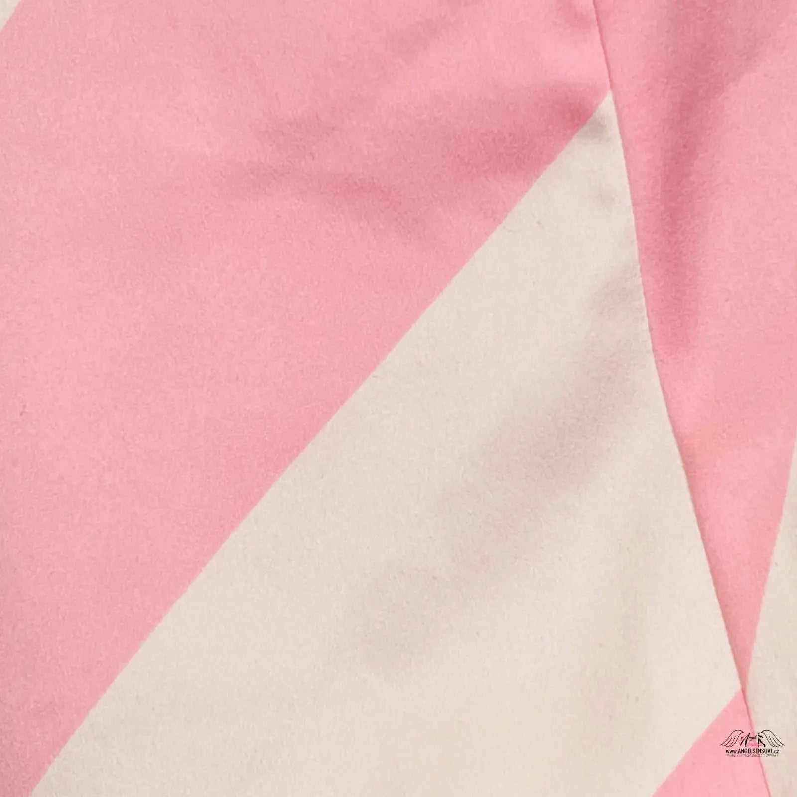 Saténový pyžamový top Victoria’s Secret s růžovými pruhy a elegantním designem