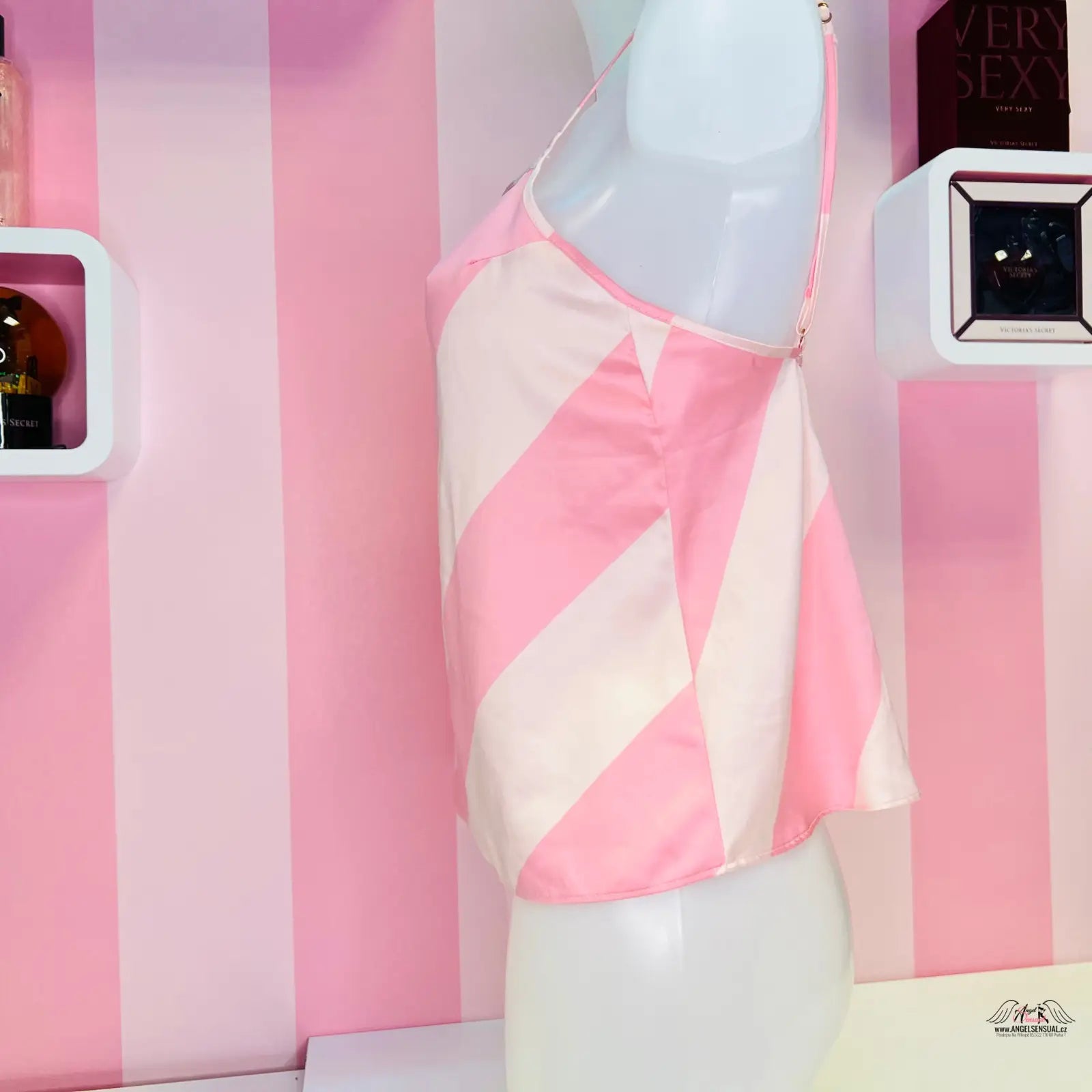 Manekýn s růžovo-bílou pruhovanou tapetou v produktu Victoria’s Secret Saténová Košilka s Pruhy, ideální saténový pyžamový top