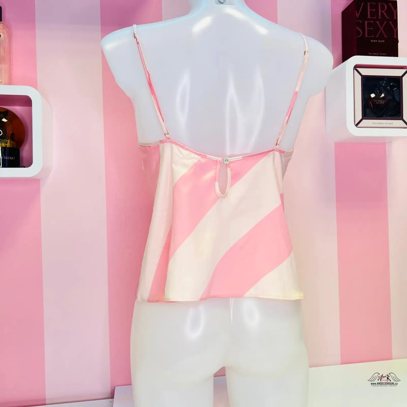 Manekýn v růžovo-bílé pruhované místnosti s saténovým pyžamovým topem Victoria’s Secret