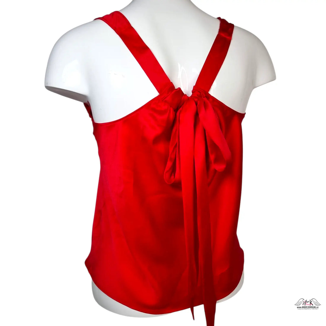 Saténová košile Victoria’s Secret s červeným saténovým topem s volným zády přináší svůdný vzhled
