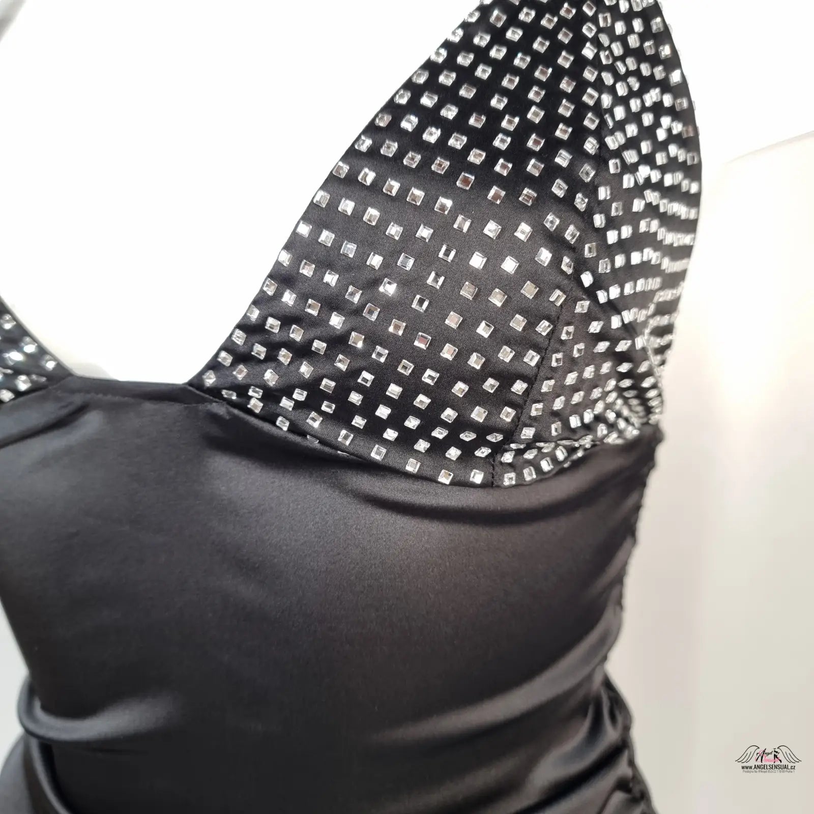 Victoria’s Secret Love For Lemons saténové šaty s černými sequin a ruched detaily