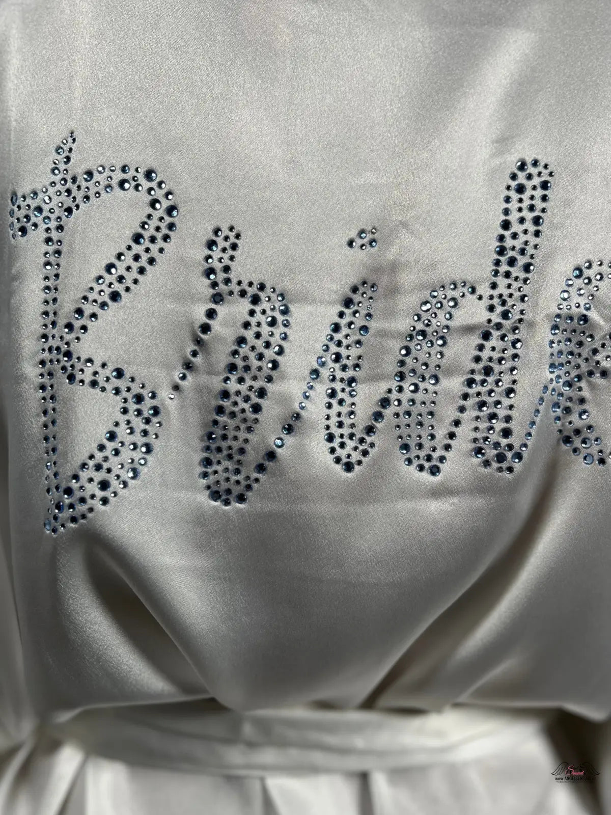 Detail saténového svatebního županu Victoria’s Secret s nápisem bride, kolekce Victoria’s Secret