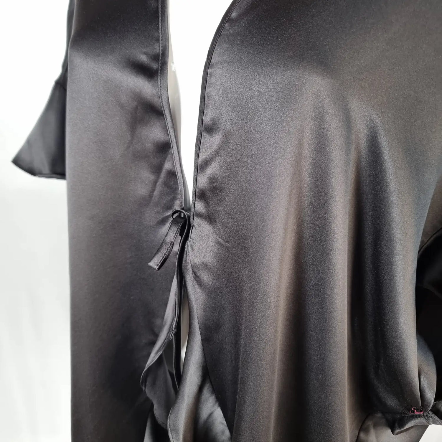 Shiny černá saténová župán s ruffled lemem od Victoria’s Secret v kategorii apparel & accessories