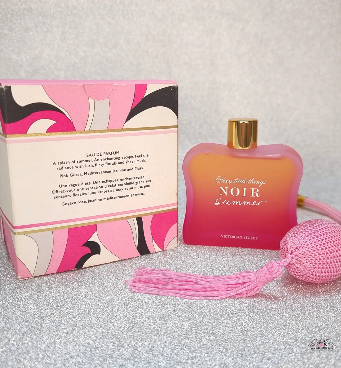 Růžová a oranžová parfémová lahvička s krabicí z limitované edice Noir Summer a tóny pižma
