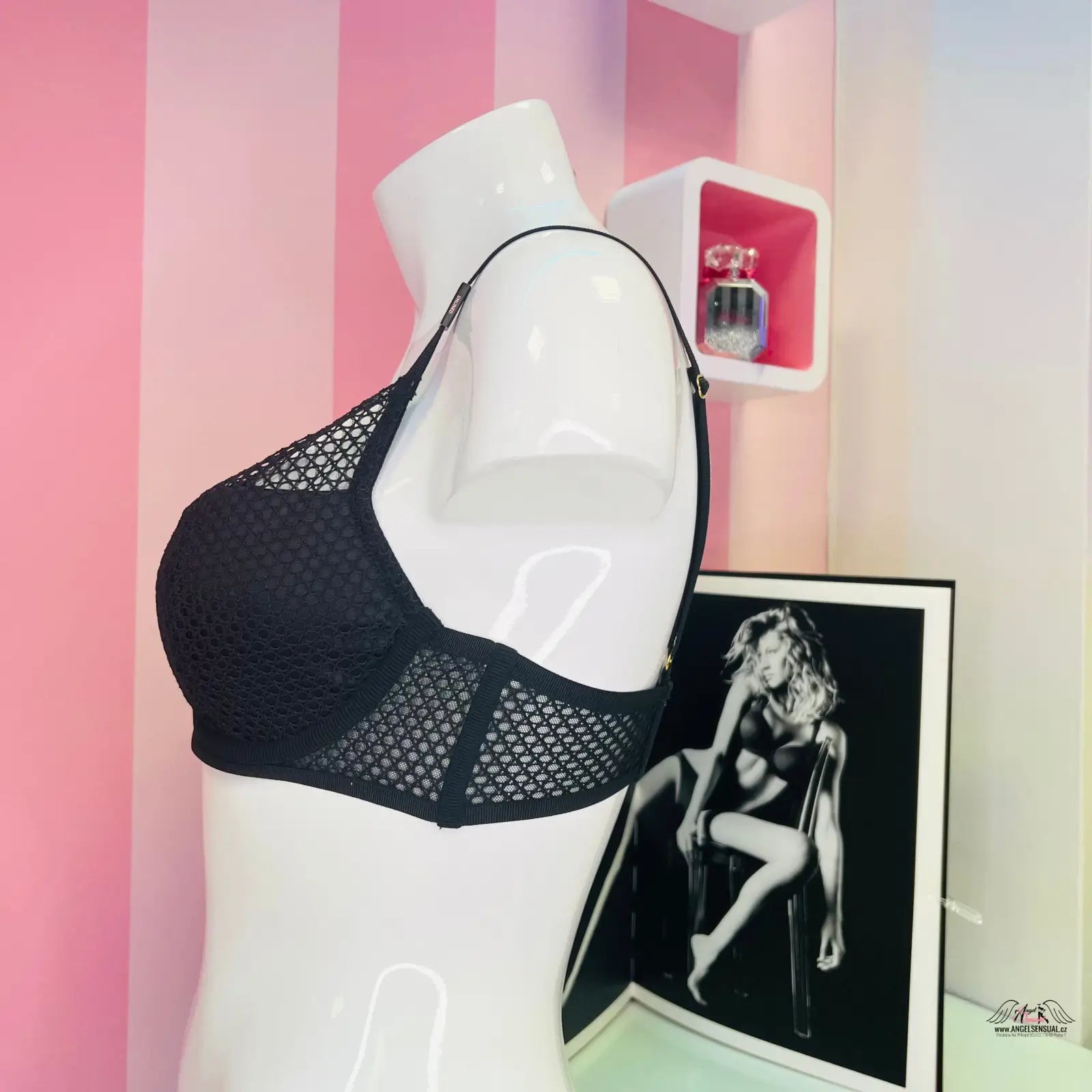 Black síťovaná podprsenka na figuríně s hlubokým výstřihem, Victoria’s Secret apparel & accessories