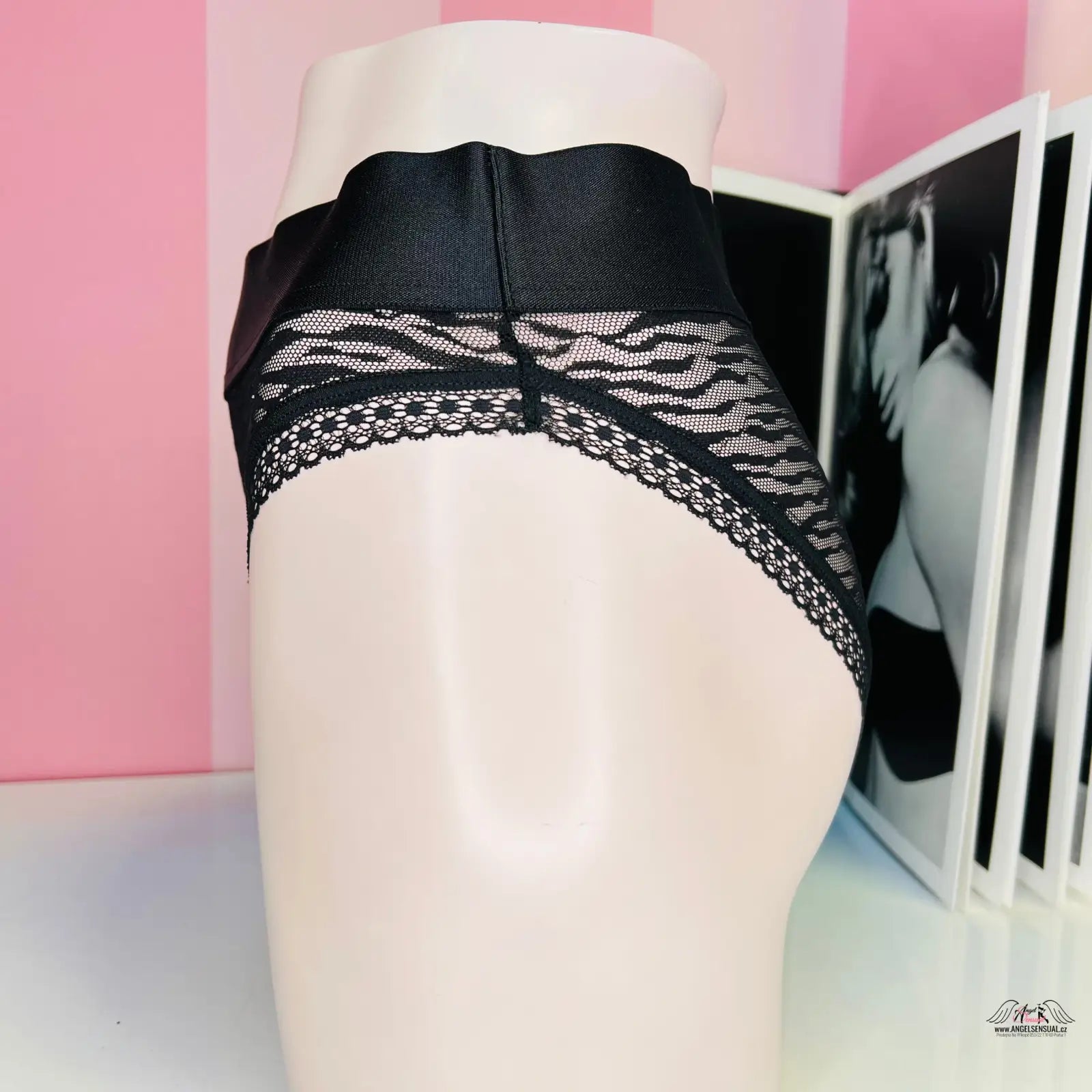 Black síťované kalhotky s krajkovým lemem a vysokým pasem na mannequin