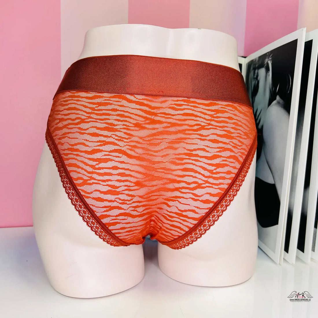 Žena v vícebarevných síťovaných kalhotkách s krajkovým lemem a vysokým pasem