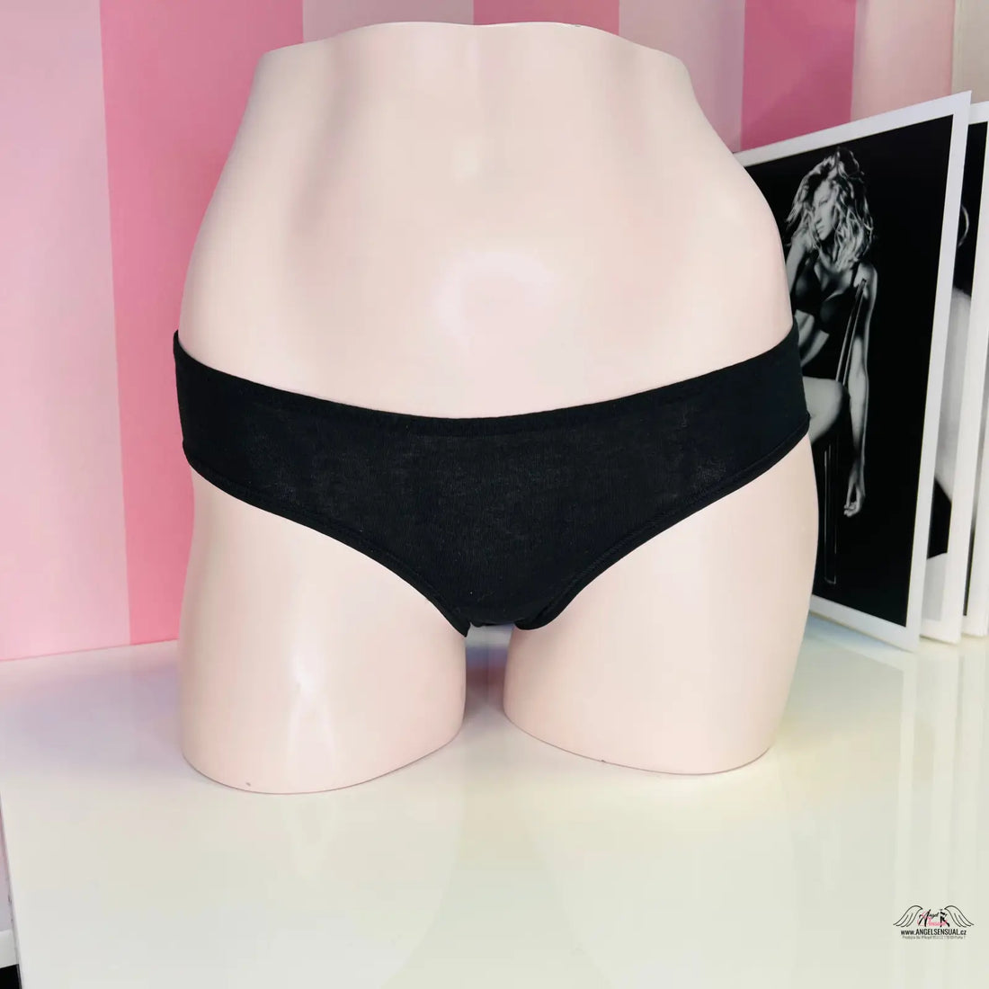 Manekýn spodní část těla v černých elegantních síťovaných kalhotkách Victoria’s Secret